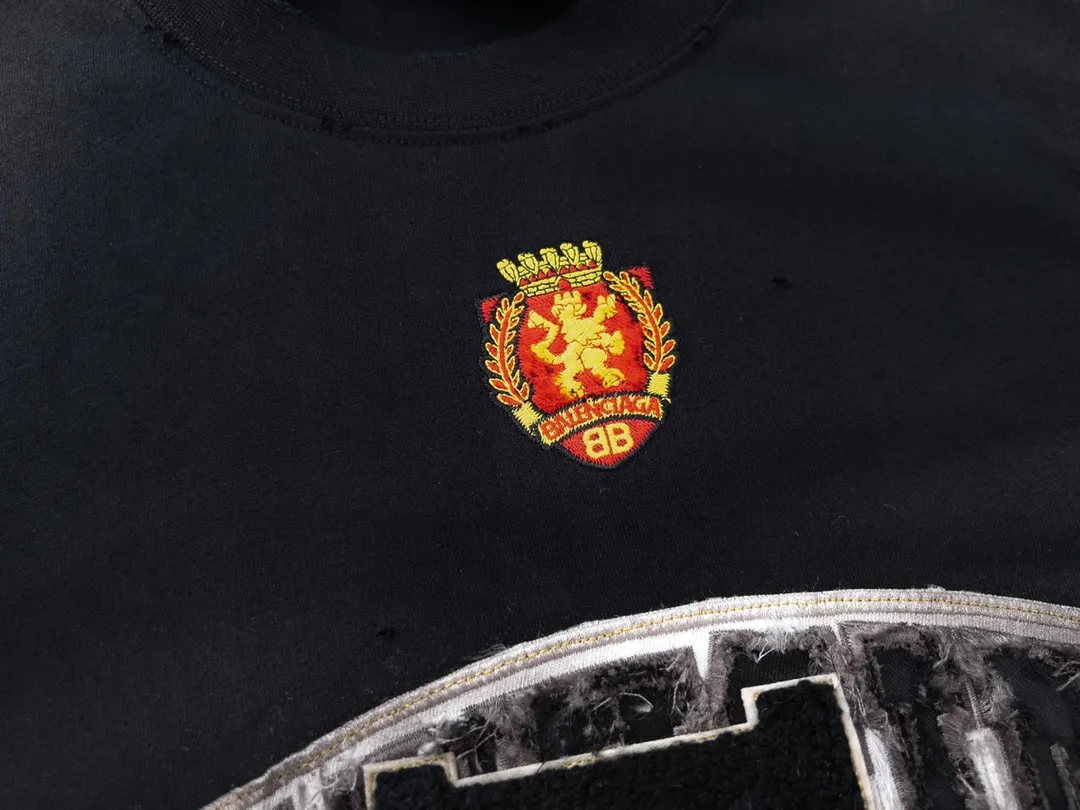 🅿️280 Detail Picture [Top version. Official website quality] BALENCI*GA/Paris co-branded Manchester United. 23 latest models. Washed. Distressed. Worn. Inkjet painting. Short-sleeved T-shirt #embroidered seal. Severely tattered. Top-grade version. Welcome to compare. The fabric is made of Paris ZP custom-woven and dyed cotton double yarn. Weighing 260 grams, the cloth surface is clean. The cloth pattern is clear, soft and comfortable. The threads are dyed with no color difference. The front pattern embroidery is made with imported machine embroidery. The color of the chapter mark is the same. The embroidery and border are embroidered. The chapter mark is worn and distressed to match the brick cabinet. Ready-made clothes are washed and distressed. Painted with graffiti. The entire piece of clothing is restored with overweight craftsmanship. Jubie market produces pictures based on pictures. Welcome to compare. The version adopts OS loose shoulder design. Same style for men and women. Code: BL223102 Color: black, beige. Size: XS to L