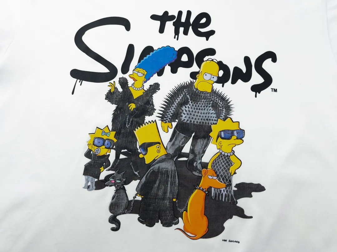 🅿️170 Detailed picture [Top version. Official website quality] BALENCI*GA/Paris. Joint model BALENCI*GA.x THE SIMPSONS Simpson joint short-sleeved T-shirt. The fabric is made of Paris ZP custom-woven and dyed cotton double yarn. The net weight is 260 grams. The cloth surface is clean. The cloth pattern is clear, soft and comfortable. The threads are dyed with no color difference. The classic pattern is made with Kornit digital direct printing machine, the effect is three-dimensional, the color is aligned with ZP, no burrs, the LOGO is embroidered on the back hem, and the brick cabinet is restored. It is produced in Jubie market based on the pictures. You are welcome to compare the version and use the OS loose shoulder version. Same style for men and women Code: BL223053 Color: Black. White. Blue Size: XS to L