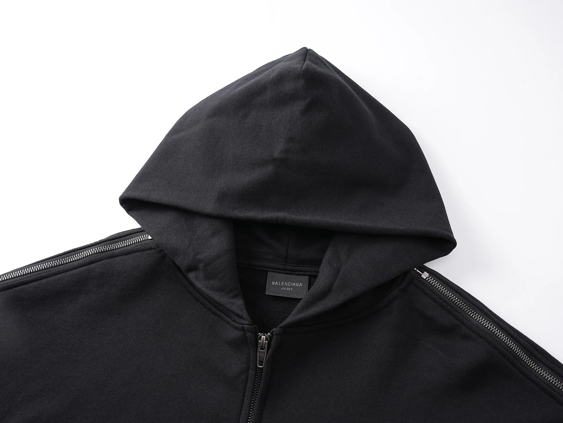 🅿️466 Detailed picture [Top version. Official website quality] BALENCI*GA/Paris SS25 latest model, shoulder sleeves with color matching and tie bars. Zippered shoulder sleeves, chain cardigan hooded sweatshirt with classic LOGO embroidered on the front left chest, produced with extra heavy craftsmanship. Brick cabinets are synchronized and developed at the first time. The fabric is made of Paris ZP custom-woven and dyed cotton sweatshirt. Weighing 460 grams, the cloth surface is clean. The cloth pattern is clear, soft and comfortable. The threads are dyed with no color difference. The classic pattern embroidery is embroidered using an imported Tajima embroidery machine. The letters are clear, three-dimensional and without burrs. Shoulder sleeves with color tie strips, fashionable and classic. Jubie market produces pictures based on pictures. Welcome to compare. The version adopts OS loose shoulder version. Same style for men and women. Code: BL259915 Color: Black, Size: XS S M L