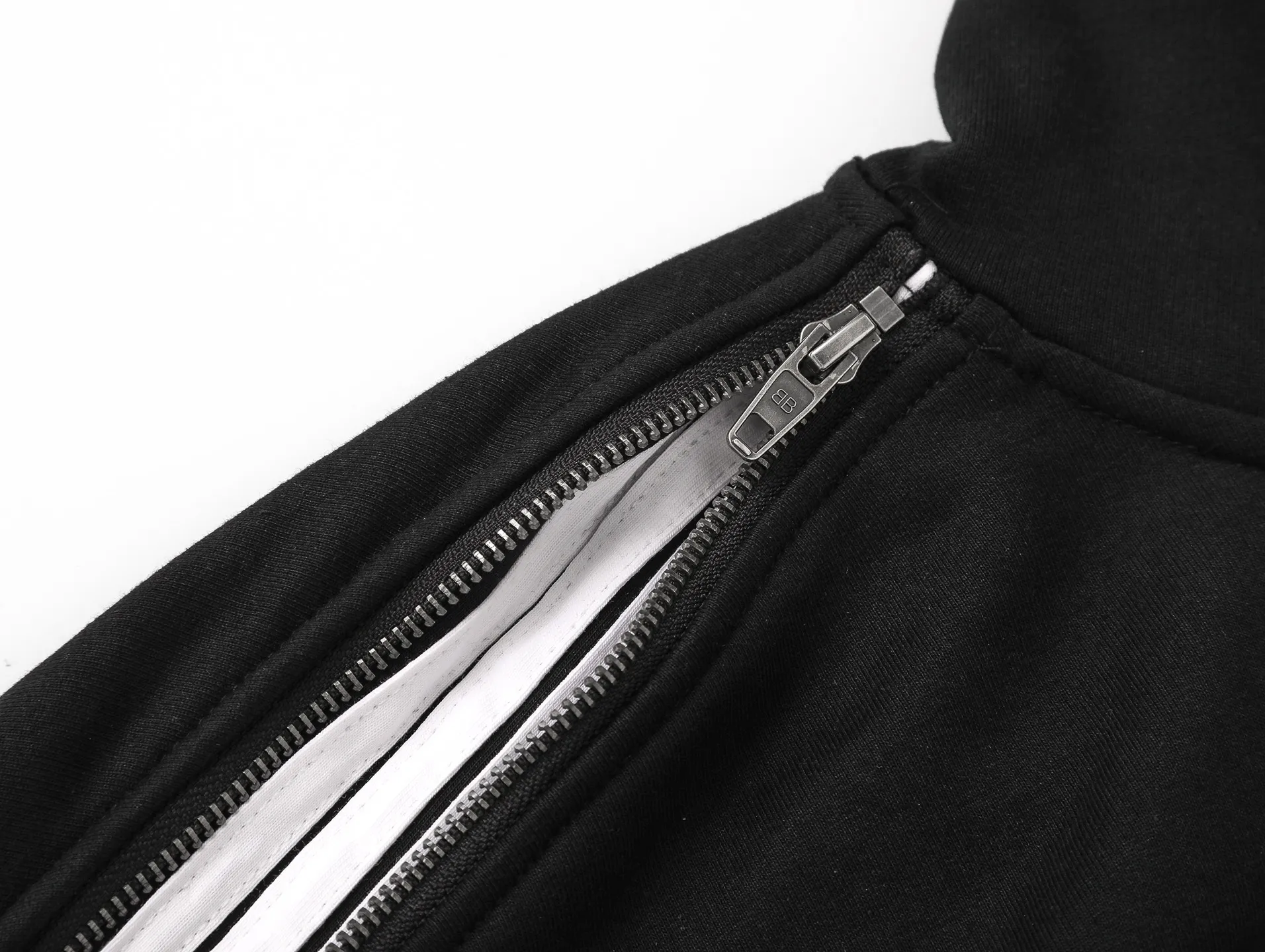 🅿️466 Detailed picture [Top version. Official website quality] BALENCI*GA/Paris SS25 latest model, shoulder sleeves with color matching and tie bars. Zippered shoulder sleeves, chain cardigan hooded sweatshirt with classic LOGO embroidered on the front left chest, produced with extra heavy craftsmanship. Brick cabinets are synchronized and developed at the first time. The fabric is made of Paris ZP custom-woven and dyed cotton sweatshirt. Weighing 460 grams, the cloth surface is clean. The cloth pattern is clear, soft and comfortable. The threads are dyed with no color difference. The classic pattern embroidery is embroidered using an imported Tajima embroidery machine. The letters are clear, three-dimensional and without burrs. Shoulder sleeves with color tie strips, fashionable and classic. Jubie market produces pictures based on pictures. Welcome to compare. The version adopts OS loose shoulder version. Same style for men and women. Code: BL259915 Color: Black, Size: XS S M L
