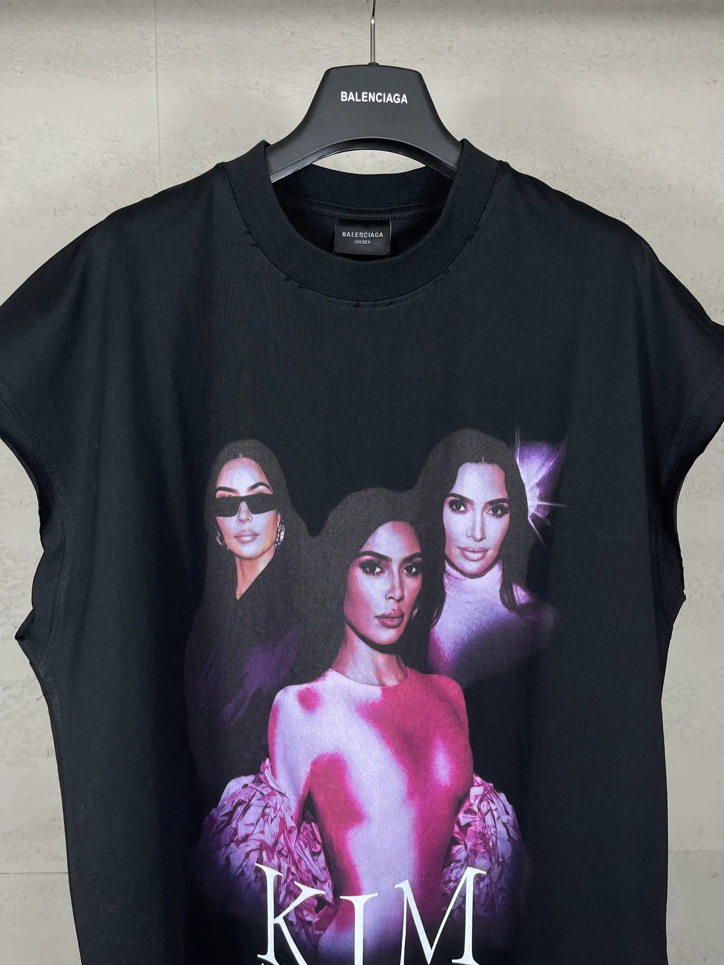🅿️180 real shots [Top version. Official website quality] BALENCI*GA/25 new model. The front is directly printed with Kimk's art work, and the back is printed with artistic signature. The right sleeve is embroidered with English frayed distressed sleeveless T-shirt # SS25 latest style. Research and development at the first time, different market currencies. Comparisons welcome. The fabric is made of Paris ZP custom-woven and dyed cotton double yarn. Weighing 260 grams, the cloth surface is clean. The cloth pattern is clear, soft and comfortable. The threads are dyed with no color difference. Printing adopts computer direct printing. The garments are washed and worn to make them look old. Jubie market currency. Welcome to compare. The version adopts OS loose shoulder design. Same style for men and women. Code: BL253687 Color: Black Size: XS S M L