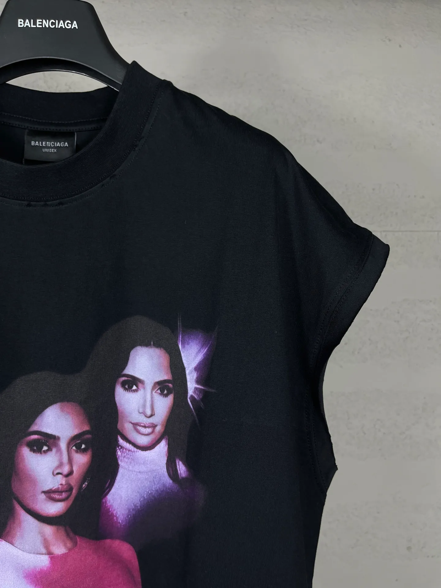 🅿️180 real shots [Top version. Official website quality] BALENCI*GA/25 new model. The front is directly printed with Kimk's art work, and the back is printed with artistic signature. The right sleeve is embroidered with English frayed distressed sleeveless T-shirt # SS25 latest style. Research and development at the first time, different market currencies. Comparisons welcome. The fabric is made of Paris ZP custom-woven and dyed cotton double yarn. Weighing 260 grams, the cloth surface is clean. The cloth pattern is clear, soft and comfortable. The threads are dyed with no color difference. Printing adopts computer direct printing. The garments are washed and worn to make them look old. Jubie market currency. Welcome to compare. The version adopts OS loose shoulder design. Same style for men and women. Code: BL253687 Color: Black Size: XS S M L