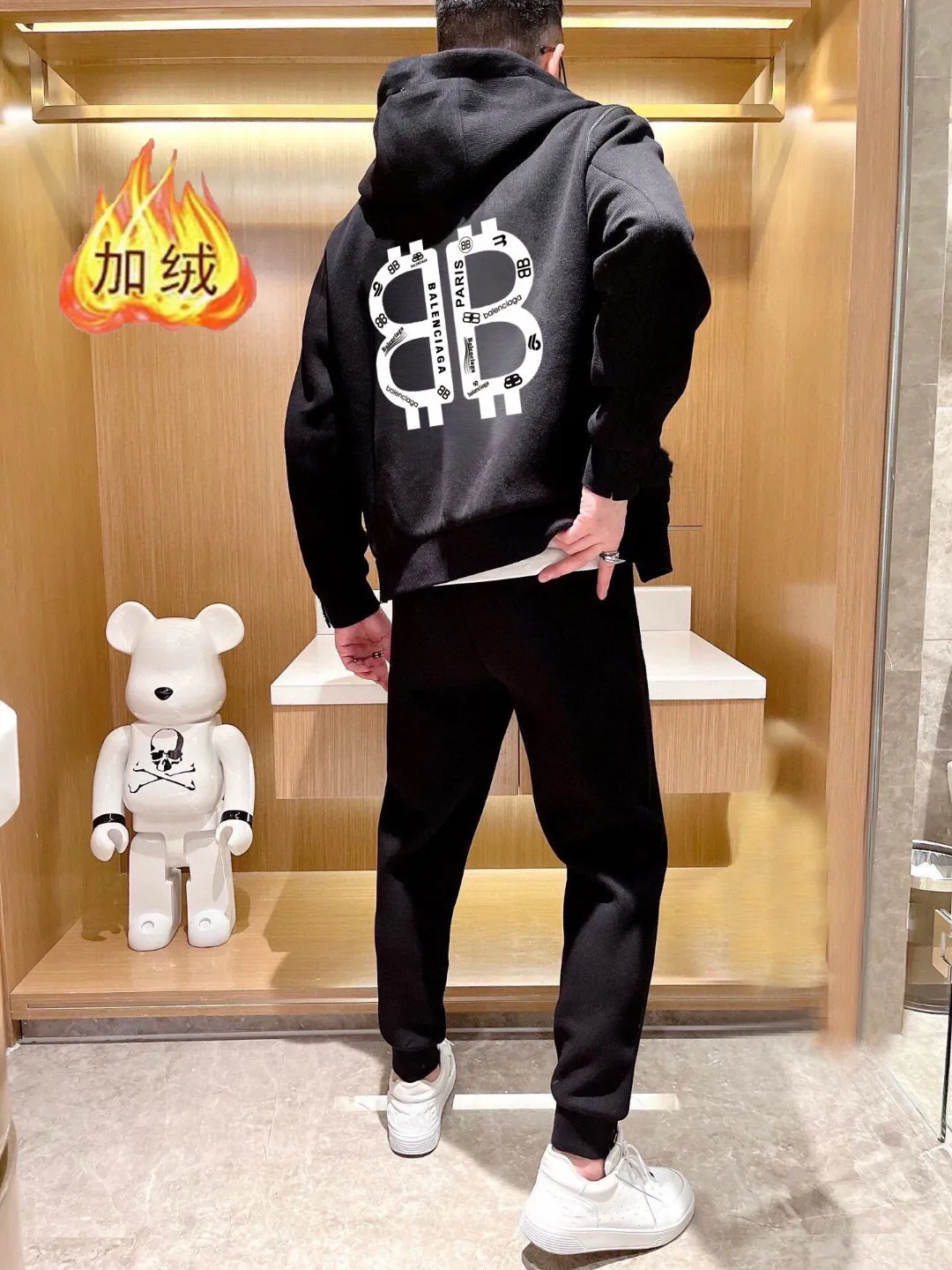 🅿️460 Directly approved brand [BALENCIAGA] (thick velvet) 2025 autumn and winter new product, celebrities’ favorite fashion casual suit, clean and neat tailoring, full of urban style. Made of high-quality customized fabrics, the inner warmth is excellent, the hand feels soft and dry, and the upper body effect is crisp and stylish. The three-dimensional cutting process and the pattern are all of high standards, and the silhouette version has the right benefits! It is not tight at all, and you feel good when you put it on. So many top-quality raw materials create high-end products with unparalleled value. It is the first choice for high-end fashion people. (Size: M-4XL can wear up to 200 pounds)