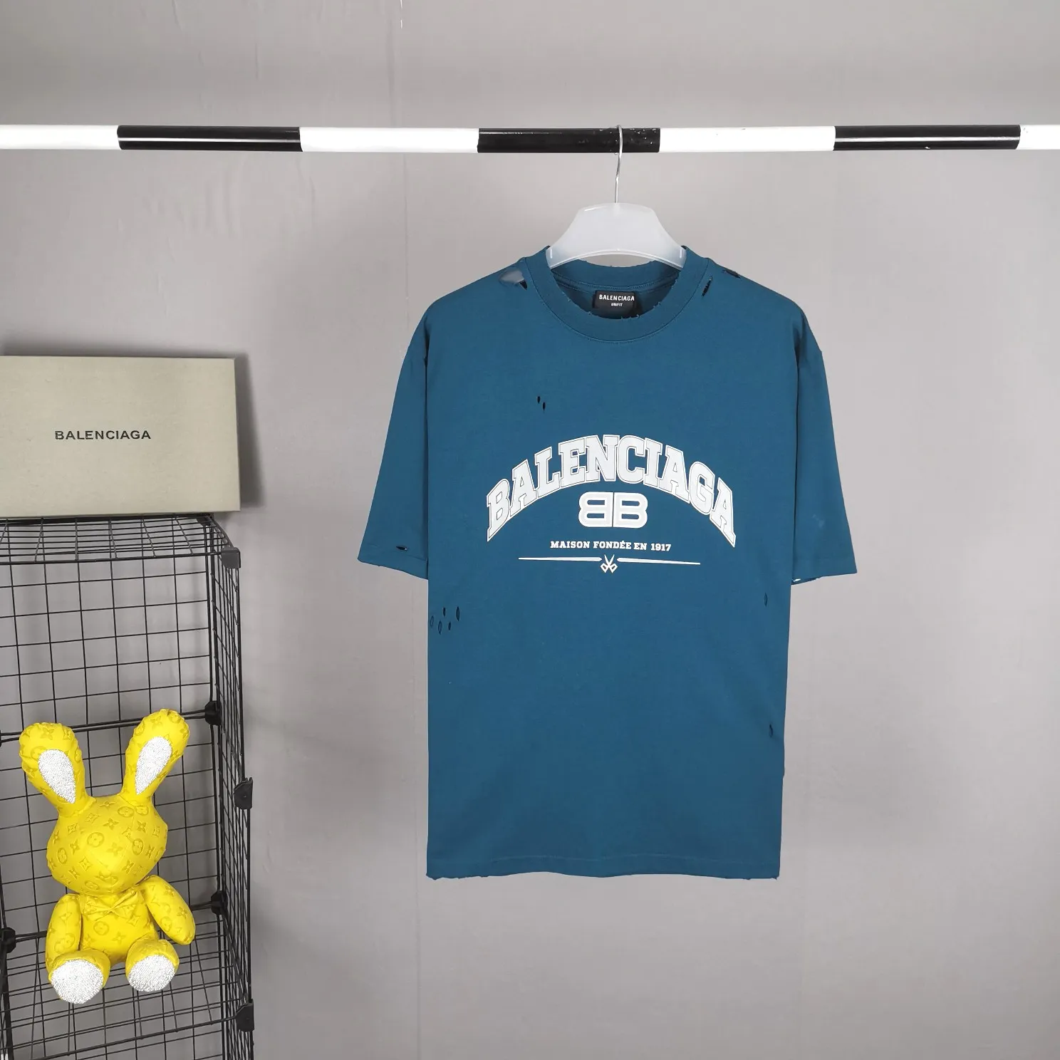 The top version of BALENCIAGA is a house built in 1917 with cracks, cracks, holes and hollows. The latest color matching is pure cotton. Loose and breathable short sleeves. The latest season of Paris still uses the basic creation logo 1917+scissors elements to enhance the public’s impression of Paris’ long-standing brand and re-understand it. The printing still uses the crackle pattern process and the basic glue is used as the base. Prints pull evenly. It adopts the horizontal cracking method, the texture is clear and uniform, it will not fall off easily, and there is no pressure in backwashing and drying. Laser piercing is used to pierce the body, and the piercing effect is obvious. And there will be no wrinkles or deformation at the holes. The neckline is manually frayed, which is very costly and time-consuming. Excellent products, that’s how they come out. The fabric is made of 26S280g double-ply double-yarn plain cotton fabric, which has full drape. Package. The hang tags are fully customized and synchronized one to one.  Color: Peacock Blue Orange Red (custom dyed in a vat, it took more than a month) Size: XS-L P:270