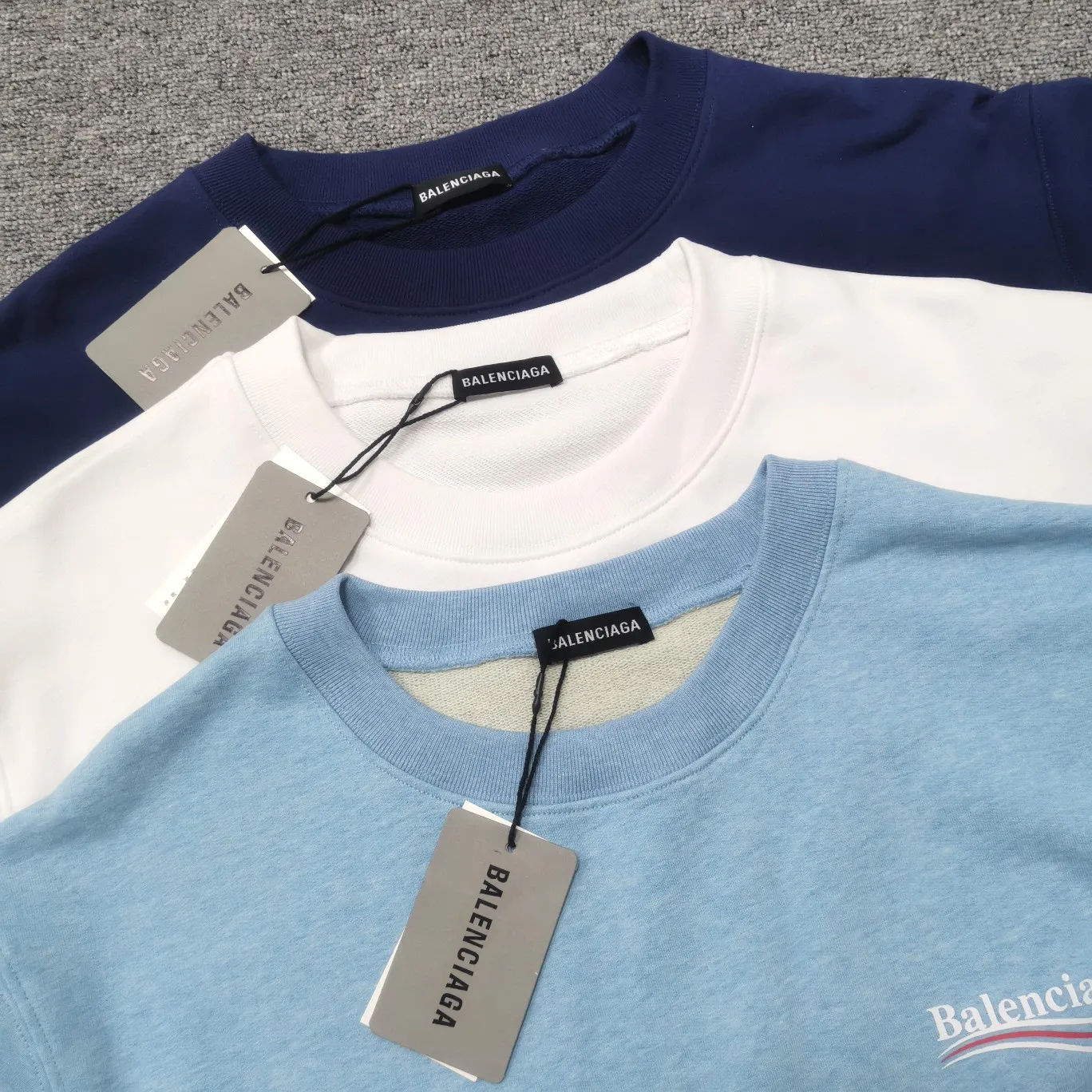 Additional details——Spring and autumn top-notch proven version of Balenciaga Classic Loose Unisex Pure Cotton Round Neck Sweatshirt for Men and Women. Custom-made fabrics and printed accessories are reproduced one-to-one. The fabric surface is treated with dust-free woolen craftsmanship, and the shoulder and chain seams are made of 0.8cm bundled strips inside. The special machine-edged double chain-wrapped thread-stitched pure cotton is here to explain why mine is dozens of yuan more expensive than others: 1. Each model is produced by the company. The details of the workmanship and fabrics are consistent with the original ones. There is no color difference between the ones at the counters. Guaranteed no color difference. Replicas are not scary. Whoever is fake is embarrassed. It’s not shameful to make a replica, it’s shameful if you can’t buy the correct version if you make a replica. All of my series can be found in all major places and will be absolutely stunning!  2. The fabric is made of 460 Paris special fabric. No one can make it better than mine. There is really no way to compare with the ordinary version on the market. Respect it. It is authentic and costs thousands of dollars. Don’t go for the quality of street stalls. 3. The workmanship is fully restored and the packaging is fully restored. 4. I guarantee here that this is the highest quality you can find. Size: XS-L Color: haze blue, navy blue, white P:350