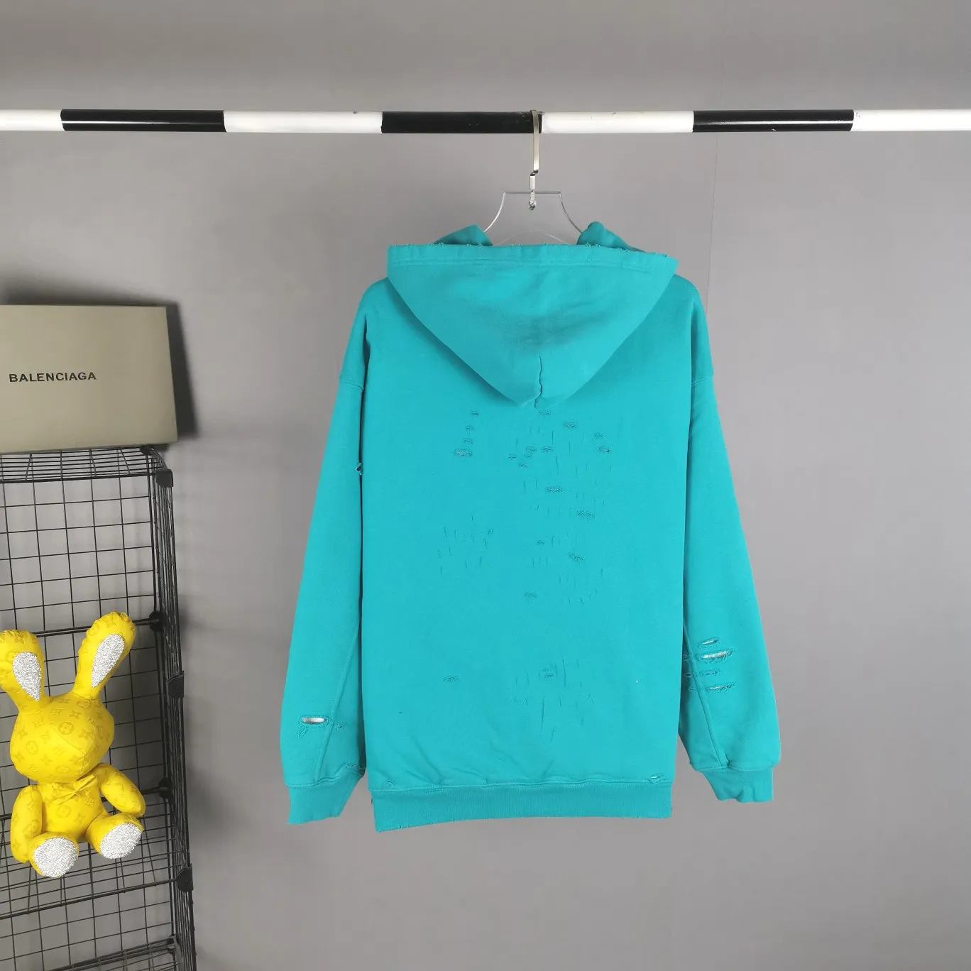 The top tested version of BALENCIAGA's Basic Cracked Sweatshirts and Hoodies for Male and Female Couples Stars can be said to be the most popular item among all the popular items. It has become popular on major self-media e-commerce platforms such as Xiaohongshu and Dewu. Heavy industrial craftsmanship tests the skills of lathes and printing techniques. Huge cost! Fabric: The outer fabric is made of 460g pure cotton fish scale terry fabric + the inner liner is 260g combed cotton. The weight of the ready-made garment exceeds 1kg, which can ❗️100%❗️ restore the drape of zp. The cost of fabric is over one hundred yuan. Washing process: After making the garment, the holes are polished by hand, and then washed to make it look old. The process is extremely complicated! There are more than 200 holes in the entire dress. The collar, cuffs, and hem are torn by hand (with pliers) rather than frayed. This is a more important detail.  Thread: dyed in the same vat with no color difference. Printing: made of special cracked material to achieve the ultimate in breathability and aesthetics! Just like the patterns on a turtle’s back, each one is different!  Accessories: Complete set of customized accessories + Sydney paper Size: XS-L (maximum wear: 230 catties) Color: blue black white purple red cyan P: 570