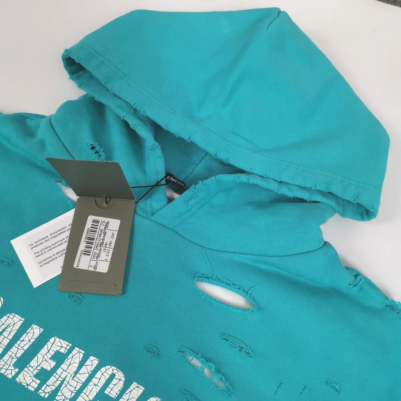 The top tested version of BALENCIAGA's Basic Cracked Sweatshirts and Hoodies for Male and Female Couples Stars can be said to be the most popular item among all the popular items. It has become popular on major self-media e-commerce platforms such as Xiaohongshu and Dewu. Heavy industrial craftsmanship tests the skills of lathes and printing techniques. Huge cost! Fabric: The outer fabric is made of 460g pure cotton fish scale terry fabric + the inner liner is 260g combed cotton. The weight of the ready-made garment exceeds 1kg, which can ❗️100%❗️ restore the drape of zp. The cost of fabric is over one hundred yuan. Washing process: After making the garment, the holes are polished by hand, and then washed to make it look old. The process is extremely complicated! There are more than 200 holes in the entire dress. The collar, cuffs, and hem are torn by hand (with pliers) rather than frayed. This is a more important detail.  Thread: dyed in the same vat with no color difference. Printing: made of special cracked material to achieve the ultimate in breathability and aesthetics! Just like the patterns on a turtle’s back, each one is different!  Accessories: Complete set of customized accessories + Sydney paper Size: XS-L (maximum wear: 230 catties) Color: blue black white purple red cyan P: 570