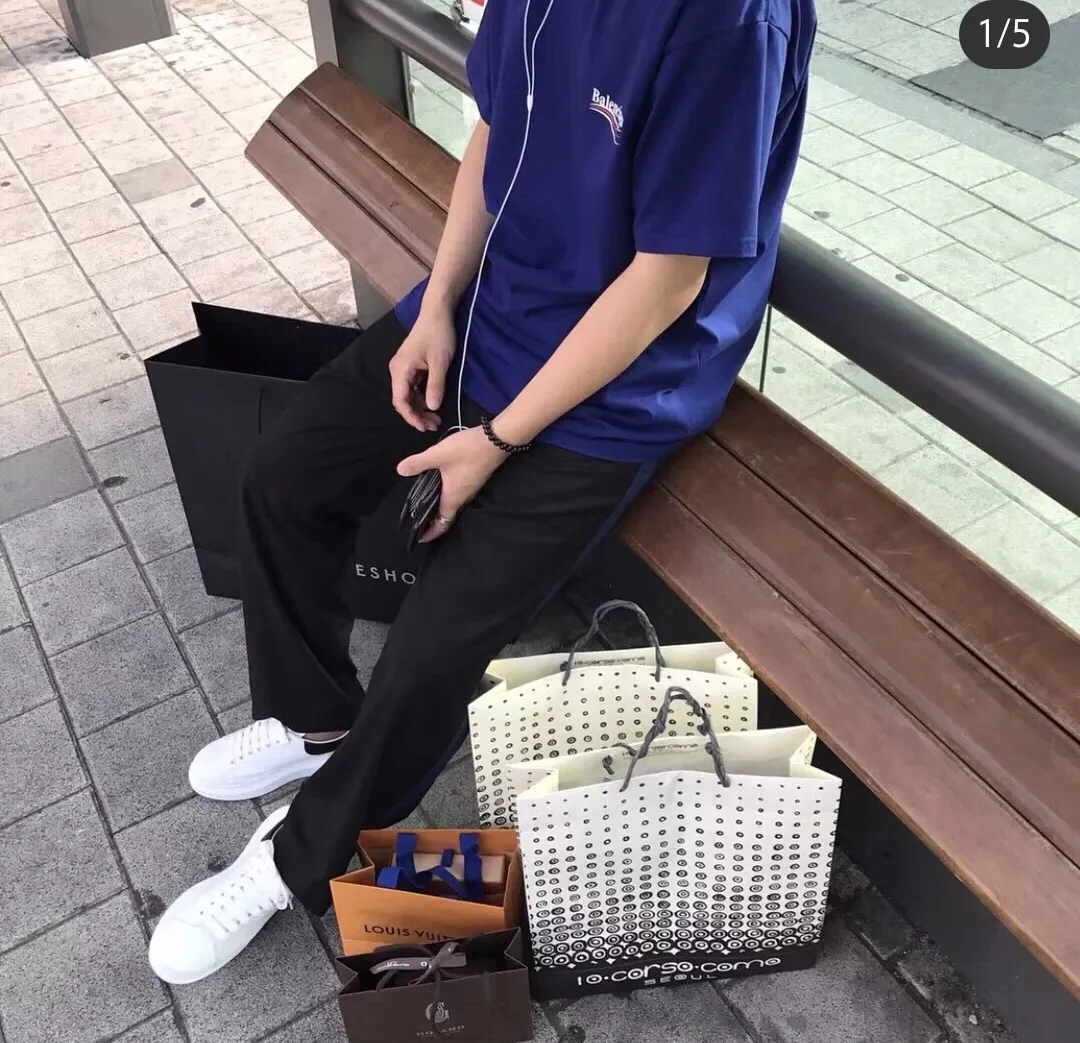♻️💯Refer to the model picture for the upper body❤️The top tested version of Balenciaga Classic Loose Unisex Pure Cotton Short Sleeves. Customized fabrics and printed accessories are reproduced one to one. It is made of 280g cotton fabric with 32 count fine double cotton yarn plain weave, and the fabric surface is treated with dust-free woolen craftsmanship. The shoulder and chain seams are made of 0.8cm bundled strips inside, and the double chain stitching on the machine side is made of pure cotton. Here is an explanation of why I am dozens of yuan more expensive than others: 1. Each model is produced by the company. The detailed workmanship and fabrics are consistent with the genuine ones. There is no color difference between the ones at the counters. Guaranteed no color difference. Replicas are not scary. Whoever is fake is embarrassed. It’s not shameful to make a replica, it’s shameful if you can’t buy the correct version if you make a replica. All of my series can be found in all major places and will be absolutely stunning!  2. The fabric is made of 280g Paris-specific double yarn. No one can make better fabrics than mine. There is really no way to compare with the ordinary version on the market. Respect it. It is authentic and costs thousands of dollars. Don’t go for the quality of street stalls. 3. The workmanship has been restored in all aspects. The packaging has been restored in all aspects. 4. I guarantee here that this is the highest quality you can find. Size: XS-L Color; Blue Pink Fluorescent Yellow P: 260