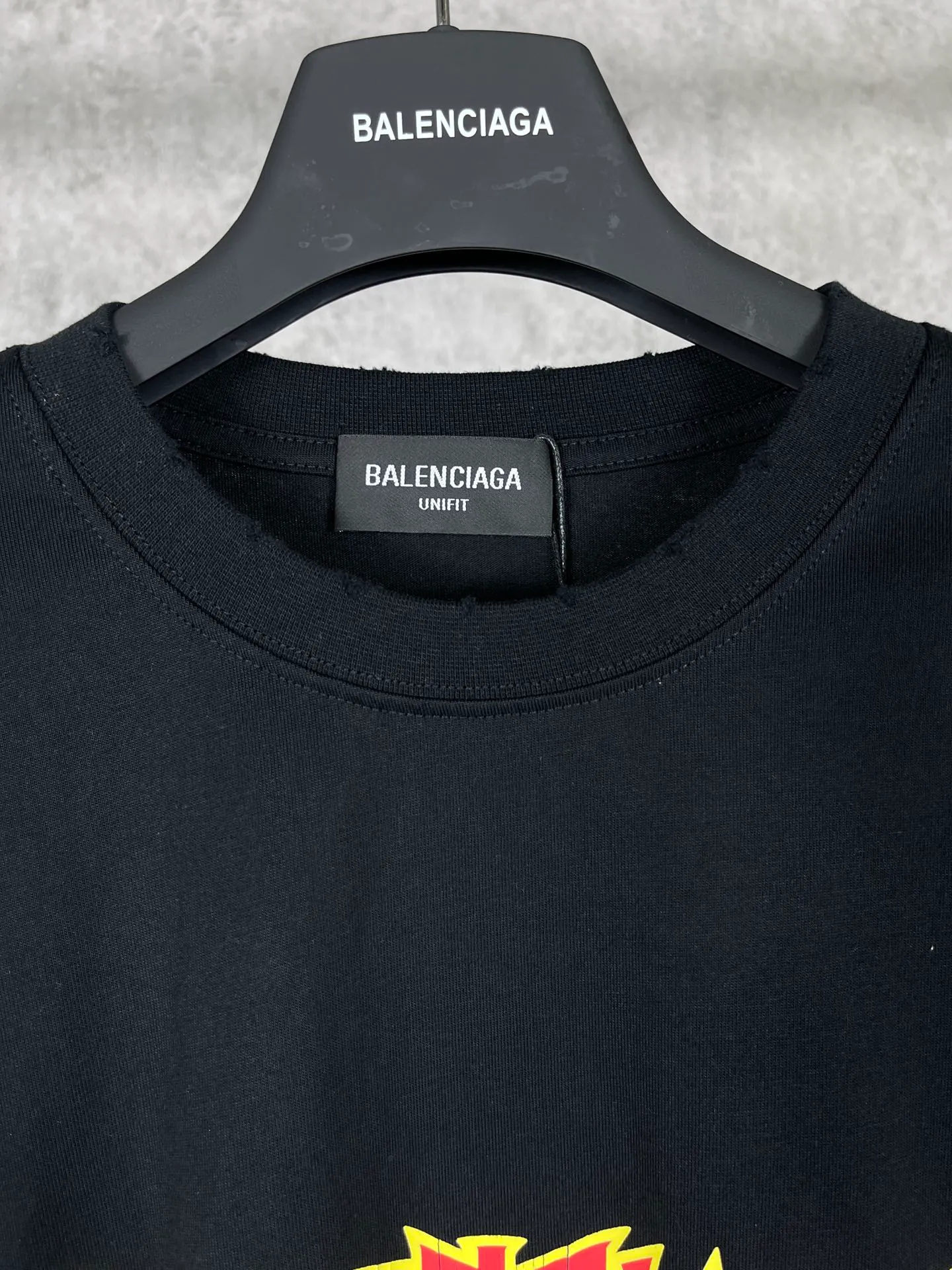 🅿️180 real photos [Top version. Official website quality] BALENCI*GA/Paris. Lightning letter straight crack print frayed distressed short-sleeved T-shirt. Brick cabinet synchronization. The fabric is made of Paris ZP custom-woven and dyed cotton double yarn compact cotton. The weight is 260 grams, the cloth surface is clean. The cloth pattern is clear, soft and comfortable. The threads are dyed with no color difference. The classic pattern is printed with environmentally friendly imported tensile materials and precision printing screens. The letters are clear and the effect is three-dimensional. The ready-made clothes are hand-painted and restored to ZP, the ready-made clothes are worn and the brick cabinets are restored. Different market currency, welcome to compare, the version adopts OS loose shoulder version. Same style for men and women Coding: BL223011 Color: black. Beige. Brown Size: XS S M L
