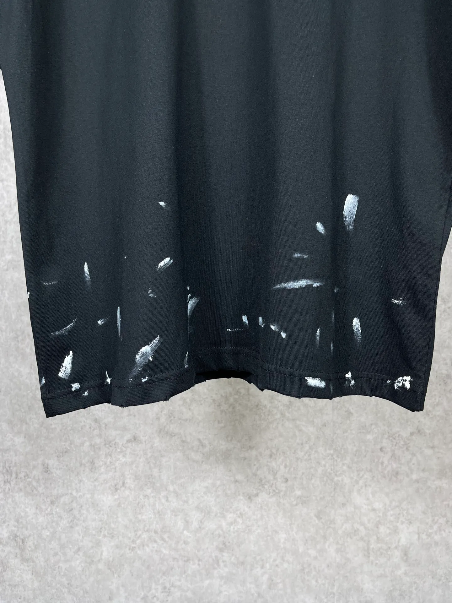 🅿️180 real photos [Top version. Official website quality] BALENCI*GA/Paris. Lightning letter straight crack print frayed distressed short-sleeved T-shirt. Brick cabinet synchronization. The fabric is made of Paris ZP custom-woven and dyed cotton double yarn compact cotton. The weight is 260 grams, the cloth surface is clean. The cloth pattern is clear, soft and comfortable. The threads are dyed with no color difference. The classic pattern is printed with environmentally friendly imported tensile materials and precision printing screens. The letters are clear and the effect is three-dimensional. The ready-made clothes are hand-painted and restored to ZP, the ready-made clothes are worn and the brick cabinets are restored. Different market currency, welcome to compare, the version adopts OS loose shoulder version. Same style for men and women Coding: BL223011 Color: black. Beige. Brown Size: XS S M L