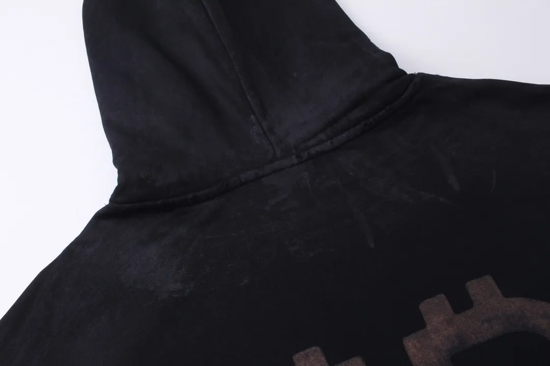 🅿️356 Detailed Pictures [Top version. Official website quality] BALENCI*GA/Paris. 2023 latest mud hand-painted frayed washed and distressed long-sleeved hooded sweatshirt. The brick cabinets are synchronized. ⚠️ Differentiate the market currency. Developed by YB. The color is black and blue. Worn. The hand-painted is consistent with ZP, ‼ ️The fabric is made of Paris ZP custom-woven and dyed cotton sweatshirt. The weight is 450 grams. The cloth surface is clean. The cloth pattern is clear, soft and comfortable. The threads are dyed with no color difference. Ready-made garments are hand-painted, worn, and distressed, with heavy craftsmanship. Comparisons welcome. The version adopts OS loose shoulder design. Same style for men and women. Code: BL238003 Color: black blue, off-white, blue Size: XS S M L