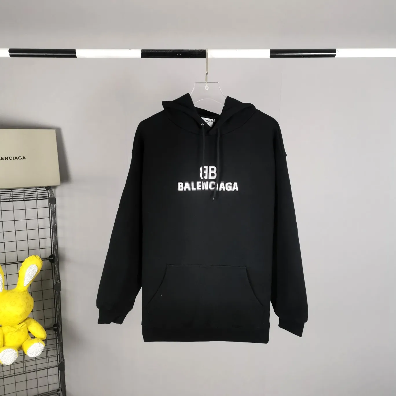 Spring and Autumn top proven version Balenciaga 22S early spring new fashion hole phantom mosaic blurred letters loose pure cotton hoodie sweatshirt. The fabric is made of 520g composite crystal velvet, the fabric density is extremely high, the chest is printed with digital direct injection, the fuzzy mathematical pattern is dizzy effect, and the hazy gradient phantom printing of the English "Balenciaga" on the chest is restored without any difference. The intercalated gray is a yarn-dyed fabric, and the yarn is dyed first and then woven. Feel free to compare.  Color: Black White Size: XS-L P: 460