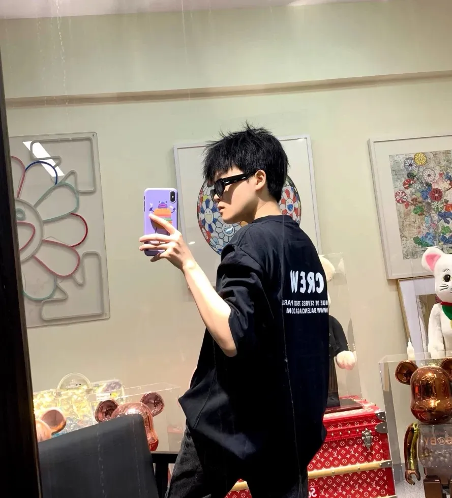 ♻️💯Upper body reference model picture❤️The top tested version BALENCIAGA Balenciaga CREW staff limited to male and female couples pure cotton star same style short-sleeved t-shirt. As a Balenciaga 20th anniversary employee limited short-sleeved, full of Parisian feelings, highly recommended! ! The letters on the chest are also very simple and elegant, and the shape is super OS. The whole dress has been washed, and the 280g combed cotton fabric is very textured and you can touch it! High-definition imported glue and high-coverage screen printing on the chest, the dots are very precise. Color: Peach Pink Black White Size: XS-L P:250