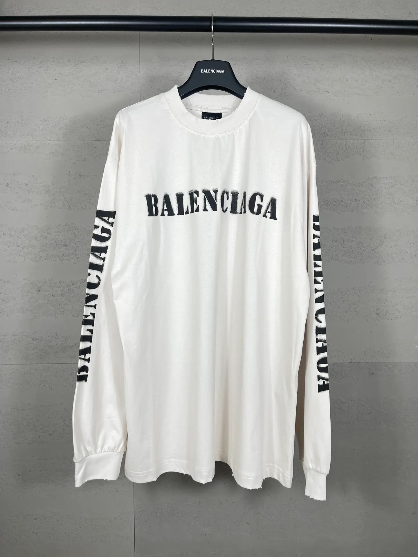 🅿️216 photos [Top version. Official website quality] BALENCI*GA/Paris. 2024 new style blurred letter LOGO printed ready-to-wear worn long-sleeved T-shirt. Brick cabinets are synchronized. Genuine products are developed at the first time, and you can print and compare! The fabric is made of Paris ZP custom-woven and dyed cotton double yarn. Weighing 260 grams, the cloth surface is clean. The cloth pattern is clear, soft and comfortable. The threads are dyed with no color difference. The classic LOGO is printed with environmentally friendly imported materials and dot direct printing technology, with a three-dimensional effect. Restored brick cabinet. Ready-made clothes are worn and worn, different market currency, welcome to compare, the version adopts OS loose shoulder version. Same style for men and women Coding: BL225038 Color: black, off-white Size: XS S M L