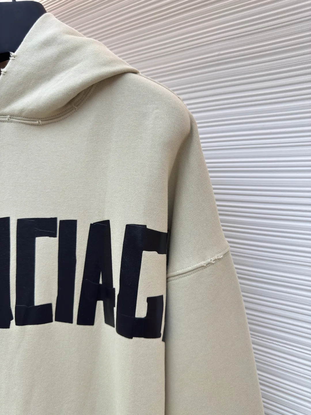 Balenciaga masking tape letter print hooded sweatshirt ●Authentic product: purchased and developed by 6347 ●Item number: 1680661-A85 ●Material: pure cotton fabric ●Technology: washed and distressed ●Version: loose version ●Weight: about 885 grams ●Size: Pockets and hems are made by hand in many places, such as the natural fraying effect. The lines are straight. The front and back panels are printed with imported slurry and high-temperature hot-pressing machine to form a single print. The overall wiring is straight and delicate, the fabric is comfortable and soft, and the color is consistent without color difference. It can be matched with the same style to create a fashionable look and control various occasions. Customized accessories, complete with three standards, same style for men and women!