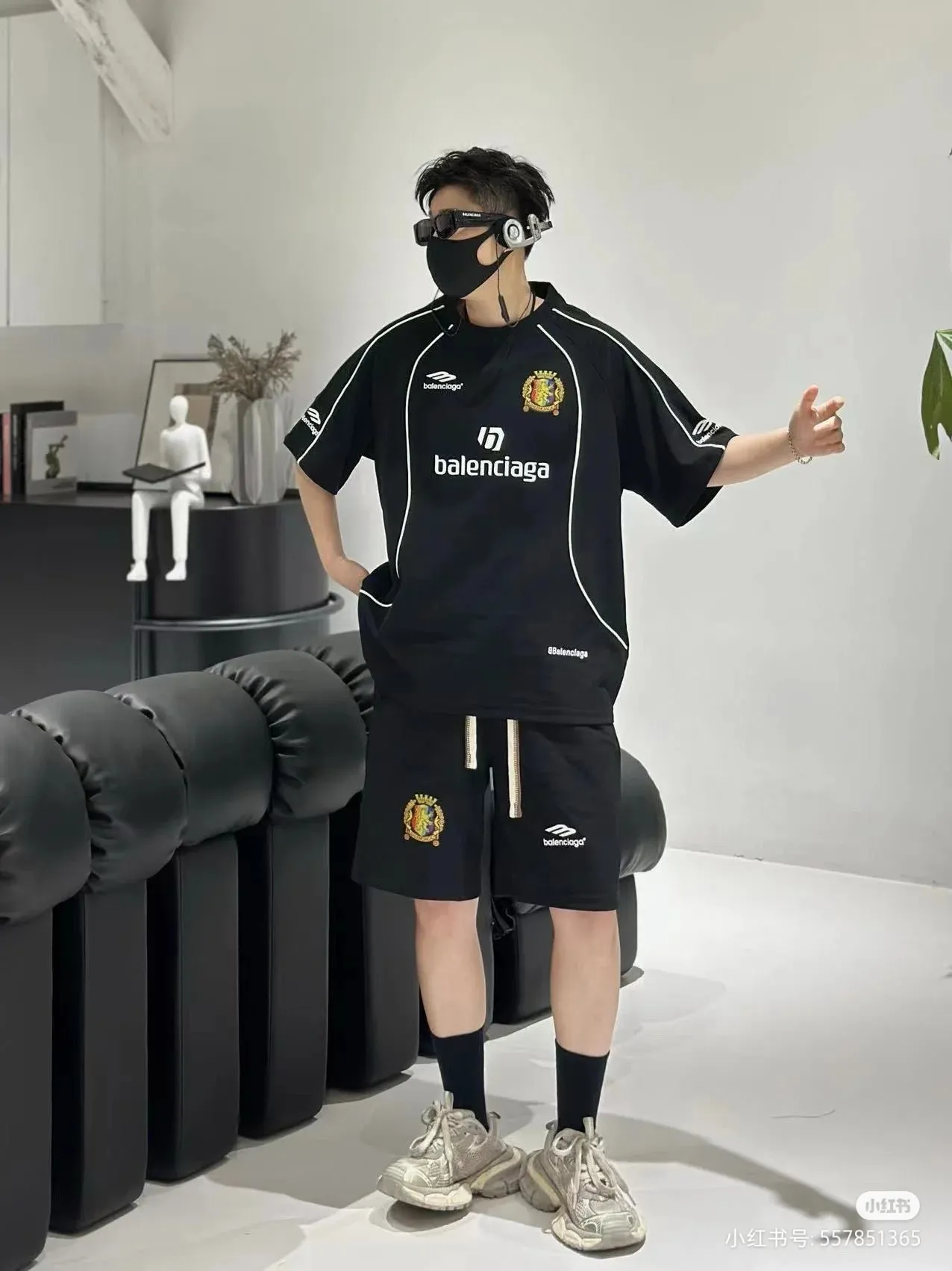 ♻️💯Refer to the model picture for the upper body❤️The top tested version of BALENCIAGA Paris' new football series co-branded Manchester United embroidered shorts. The os version is really charming. Balenciaga is also really unique. Each new season's version is to the extreme. It is very practical and can be worn casually✔️ - ⚠️100% cotton. Made of custom-dyed terry cotton sweatshirt surface, 420g double yarn, comfortable to the touch. Made of imported knitting needle carded cotton, the thickness is moderate, drapey and contoured, making the upper body comfortable! ! It is very tolerant to fat body types and can instantly lose five pounds after wearing it!  The front panel # SIMPLE ELEMENTS features artistically arranged English letters and imported Tajima high-density heavy-duty embroidery technology. The fonts are three-dimensional and full. Embroidery elements are added to the body of the garment, which greatly increases the interest of the clothing; unique visual effects.  Pants hem Loose closing Double-layer fabric Good closing effect Exquisite hemming Color: Black Size: XS-S-M-L P: 310