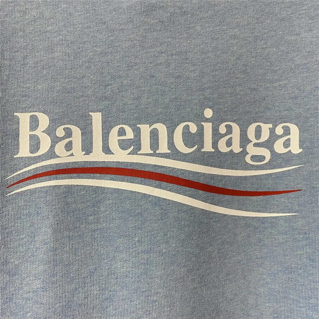 The top tested version of Balenciaga BALENCIAGA classic cola wave print hooded sweatshirt, developed from the original ZP version, 1:1 customized accessories and packaging (including logo Sydney paper + new master mark + washing + tag). The entire sweatshirt is made of 460g pure cotton large terry, and the water-resistant weight can reach 490, giving it a full sense of thickness. The printing uses the Israeli Kornit digital direct-injection process. The dye is added with 0.028 granular nano-plastics. When sprayed on the fabric, it has strong adhesion and is not afraid of strong washing and exposure (it is recommended to take care of the clothes), ensuring that the printing will not fall off after wearing. Customized washing, labeling, accessories, and hardware can reach professional standards. Whole piece of clothing, hat string, threaded fabric, produced in the same vat, 0 color difference, color: haze blue, size: XS-L P:450