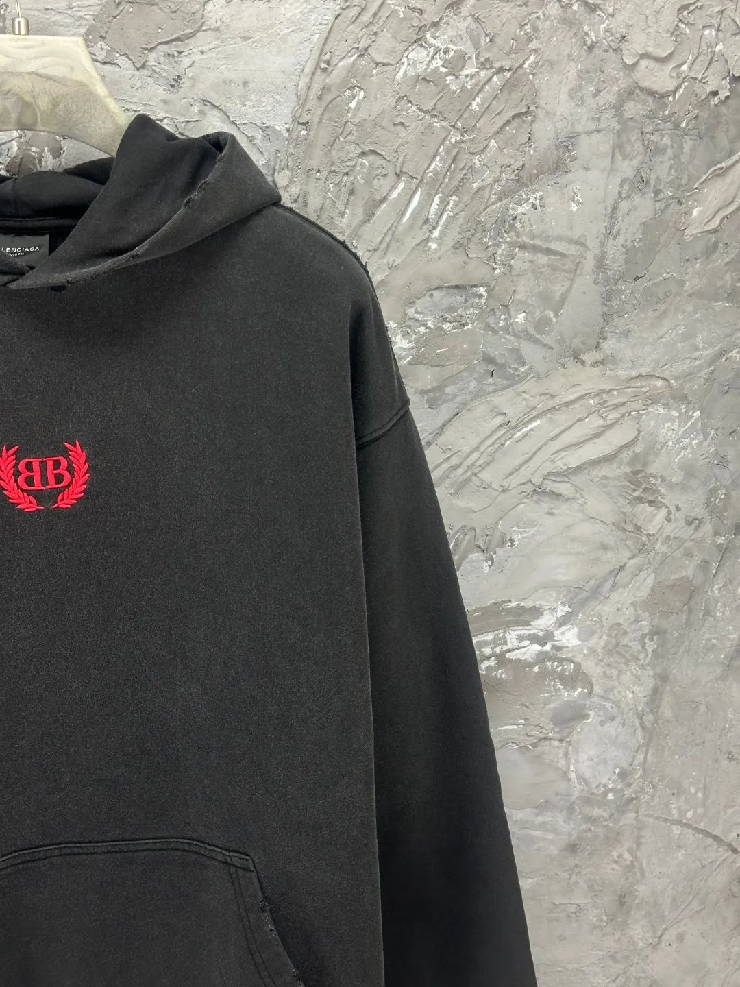 🅿️360 - BALENCI*GA hooded long-sleeved sweatshirt with Paris wheat LOGO embroidered on the chest. The front letters are imported from Tajima embroidery machine. The hand-made masters position and wear them at fixed points. The ready-made garments are washed and aged. The letters are clear and the effect is three-dimensional. Exclusively pattern-woven and dyed 460g fabric. Threads are dyed in the same vat with zero color difference. Brick cabinet synchronization. Welcome to compare. Same style for men and women -Color: washed black -SIZE: Xs S M L Style number 8965#