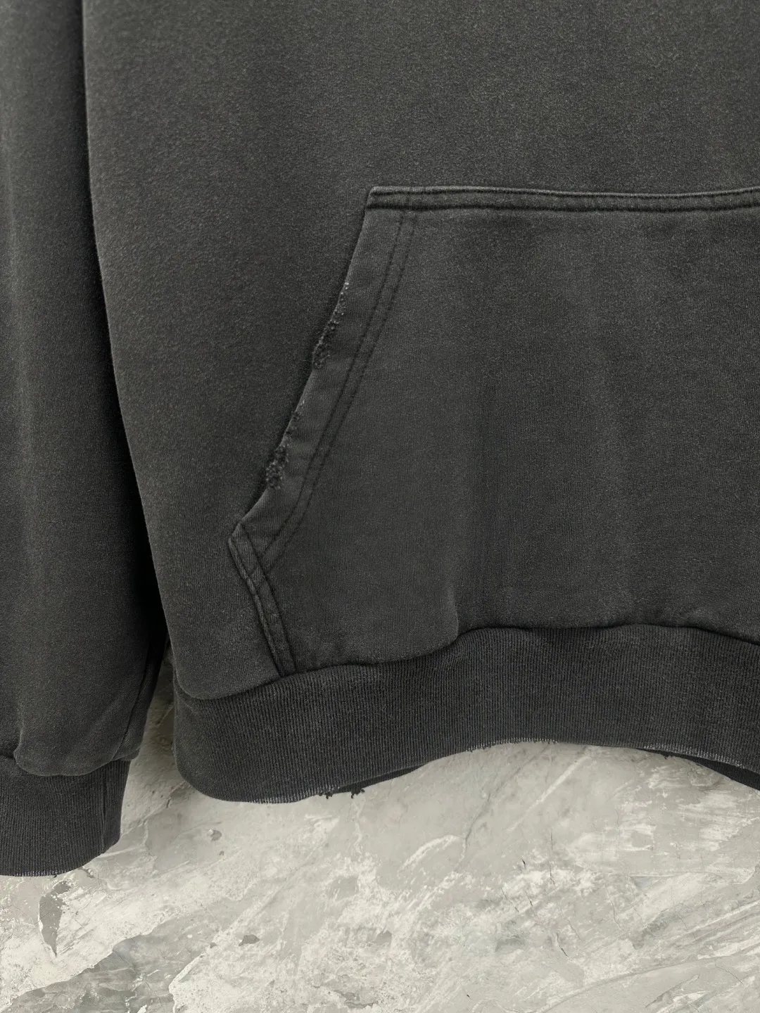 🅿️360 - BALENCI*GA hooded long-sleeved sweatshirt with Paris wheat LOGO embroidered on the chest. The front letters are imported from Tajima embroidery machine. The hand-made masters position and wear them at fixed points. The ready-made garments are washed and aged. The letters are clear and the effect is three-dimensional. Exclusively pattern-woven and dyed 460g fabric. Threads are dyed in the same vat with zero color difference. Brick cabinet synchronization. Welcome to compare. Same style for men and women -Color: washed black -SIZE: Xs S M L Style number 8965#