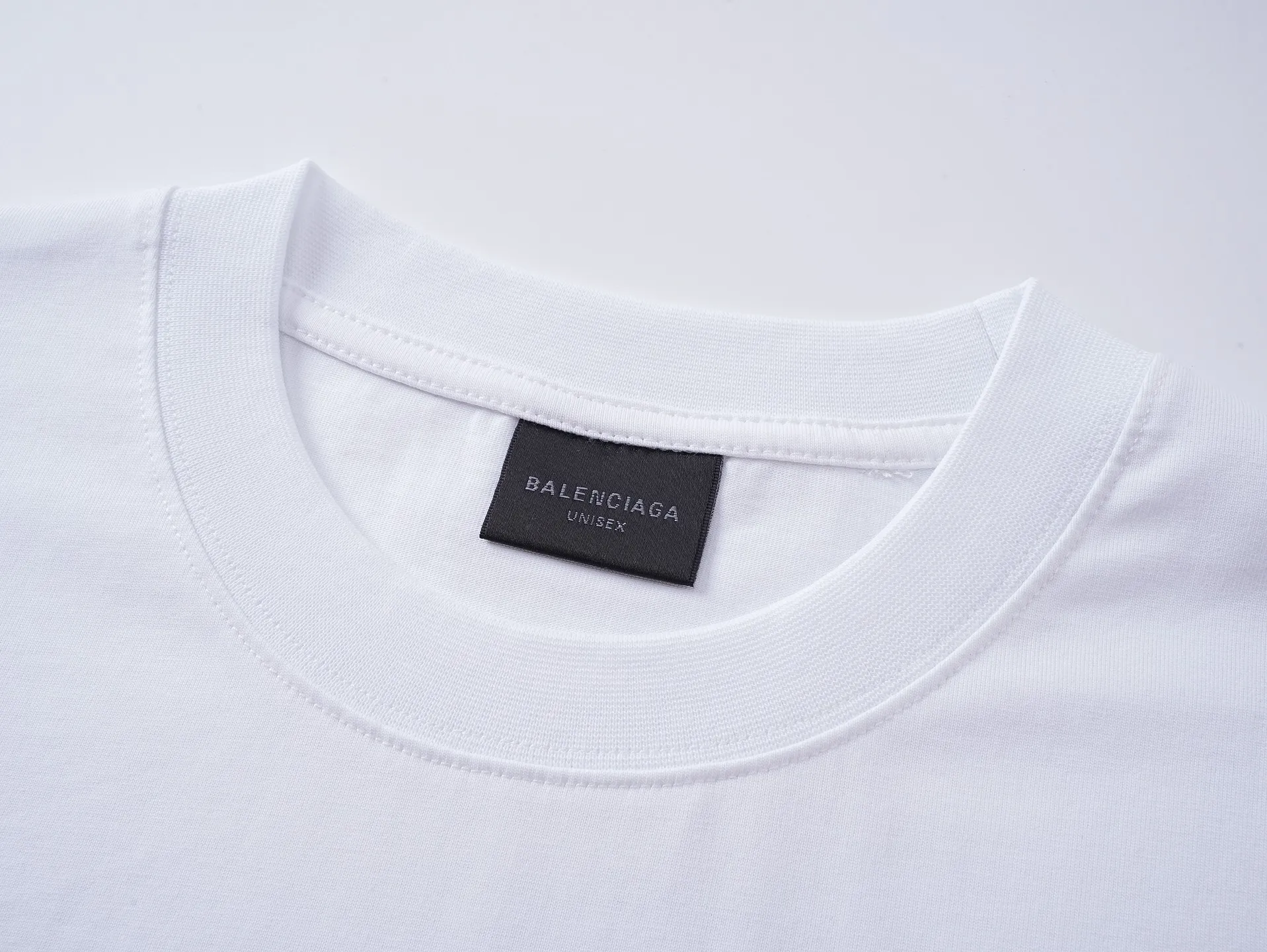 🅿️166 real photos [Top version. Official website quality] BALENCI*GA/Paris. SS25 latest model, Paris.. Label 520 printed short-sleeved T-shirt. Brick cabinet synchronization. Genuine product developed at the first time, welcome to compare! The fabric is made of Paris ZP custom-woven and dyed cotton double yarn. Weighing 260 grams, the cloth surface is clean. The cloth pattern is clear, soft and comfortable. The threads are dyed with no color difference. The printing uses environmentally friendly imported rubber paddles. The letters are clear and the effect is three-dimensional. The version adopts OS loose shoulder design. Same style for men and women. Code: BL253690 Color: black, white Size: XS S M L