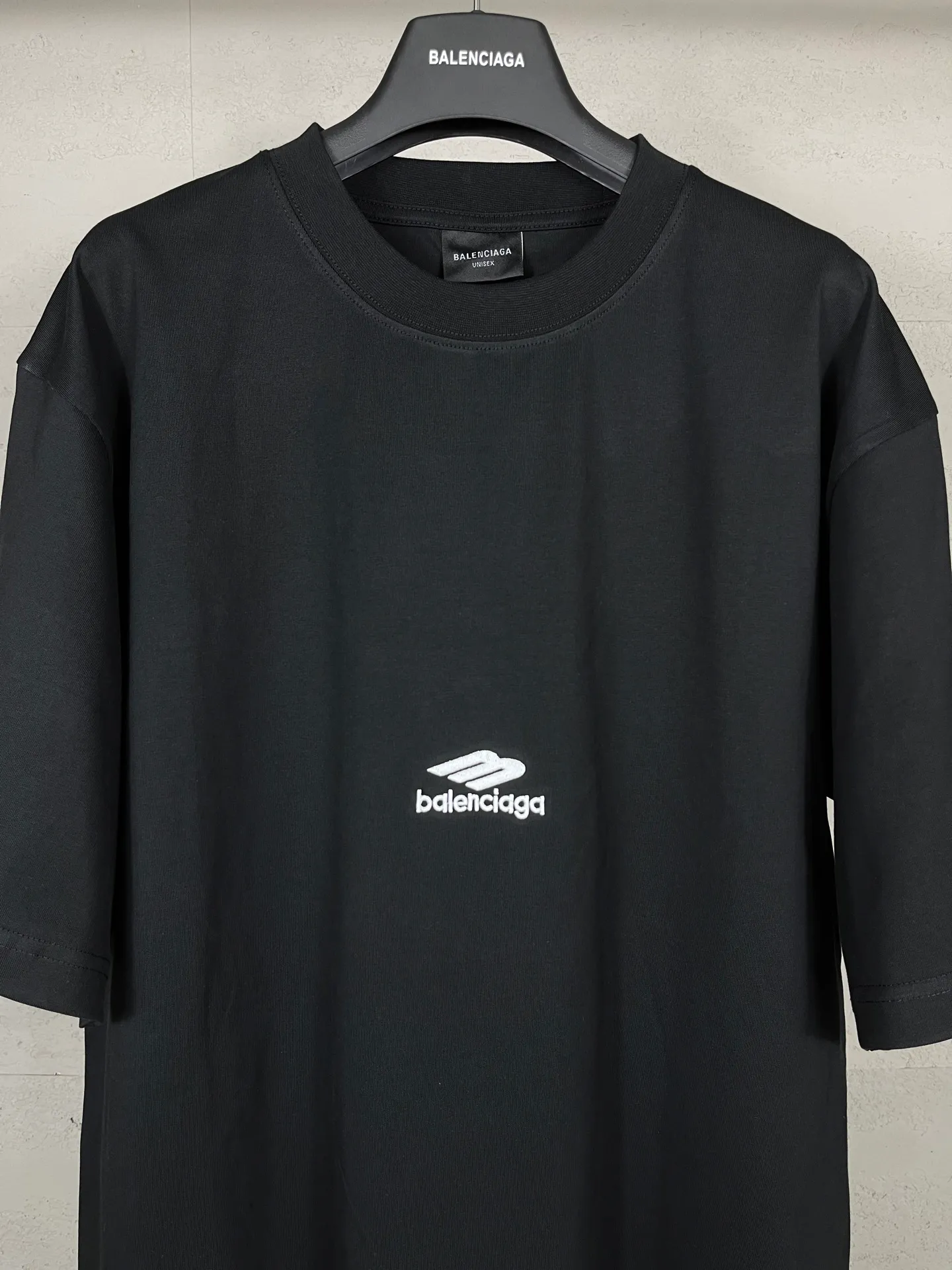 🅿️200 Actual pictures [Top version. Official website quality] BALENCI*GA/Paris BALENCI*GA#SS26 The latest model of the ski sports series, with a small LOGO on the front and a large LOGO on the back, classic icons embroidered with thousands of needles. Brick cabinet sync. Genuine products are developed and developed in the first time. Welcome to compare! The fabric is made of Paris ZP custom-woven and dyed 100% cotton double-yarn compact cotton. The weight is 260 grams. The cloth surface is clean. The cloth pattern is clear. It is soft and comfortable. It has good color fastness and is not easy to change color. The threads are woven and dyed with no color difference. The embroidery is done using imported Tajima embroidery machines. Super 10W needle and thread high-density embroidery. The effect is three-dimensional and the lines are clear. No burrs and miscellaneous threads, super high-tech embroidery. The version adopts OS loose shoulder design. Same style for men and women. Code: BL253737 Color: black, white, yellow, blue Size: XS, S, M, L