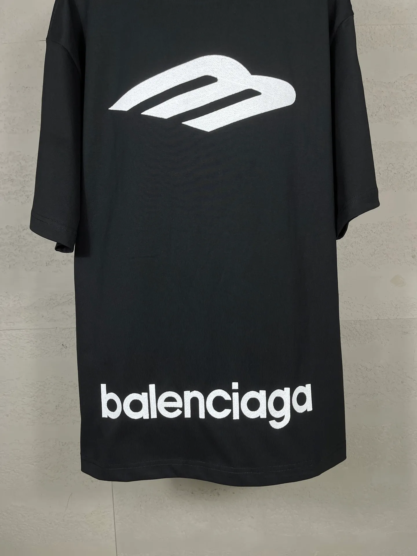 🅿️200 Actual pictures [Top version. Official website quality] BALENCI*GA/Paris BALENCI*GA#SS26 The latest model of the ski sports series, with a small LOGO on the front and a large LOGO on the back, classic icons embroidered with thousands of needles. Brick cabinet sync. Genuine products are developed and developed in the first time. Welcome to compare! The fabric is made of Paris ZP custom-woven and dyed 100% cotton double-yarn compact cotton. The weight is 260 grams. The cloth surface is clean. The cloth pattern is clear. It is soft and comfortable. It has good color fastness and is not easy to change color. The threads are woven and dyed with no color difference. The embroidery is done using imported Tajima embroidery machines. Super 10W needle and thread high-density embroidery. The effect is three-dimensional and the lines are clear. No burrs and miscellaneous threads, super high-tech embroidery. The version adopts OS loose shoulder design. Same style for men and women. Code: BL253737 Color: black, white, yellow, blue Size: XS, S, M, L