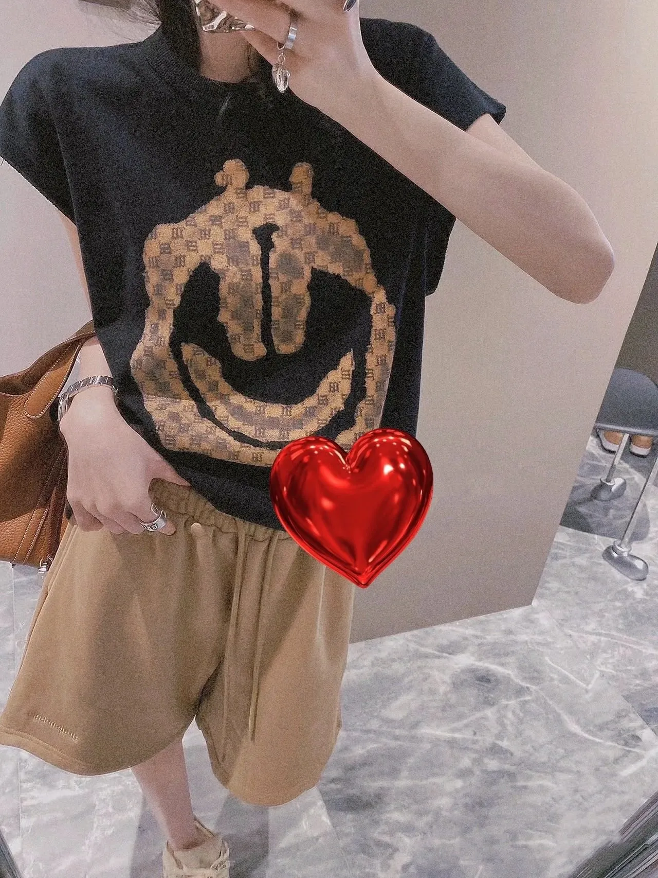 ♻️💯Refer to the model picture for the upper body❤️The top tested version of BALENCIAGA basic embroidered cotton loose shorts for men and women, the same fashion brand shorts. Fabric: Customized fish scale terry cotton fabric 440 grams, super heavy, ready-to-wear washed and soft to the touch. Printing: Japanese Tajima embroidery technology is used, the embroidery is accurate, the printing is meticulous and full, and there is no thread skipping. Accessories: Complete set of customized BLCG accessories Color: Fluorescent green black gray dark khaki Size: XS-L P:310
