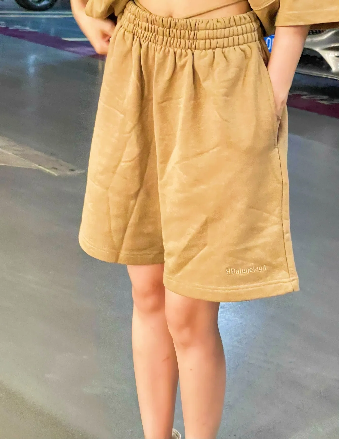 ♻️💯Refer to the model picture for the upper body❤️The top tested version of BALENCIAGA basic embroidered cotton loose shorts for men and women, the same fashion brand shorts. Fabric: Customized fish scale terry cotton fabric 440 grams, super heavy, ready-to-wear washed and soft to the touch. Printing: Japanese Tajima embroidery technology is used, the embroidery is accurate, the printing is meticulous and full, and there is no thread skipping. Accessories: Complete set of customized BLCG accessories Color: Fluorescent green black gray dark khaki Size: XS-L P:310