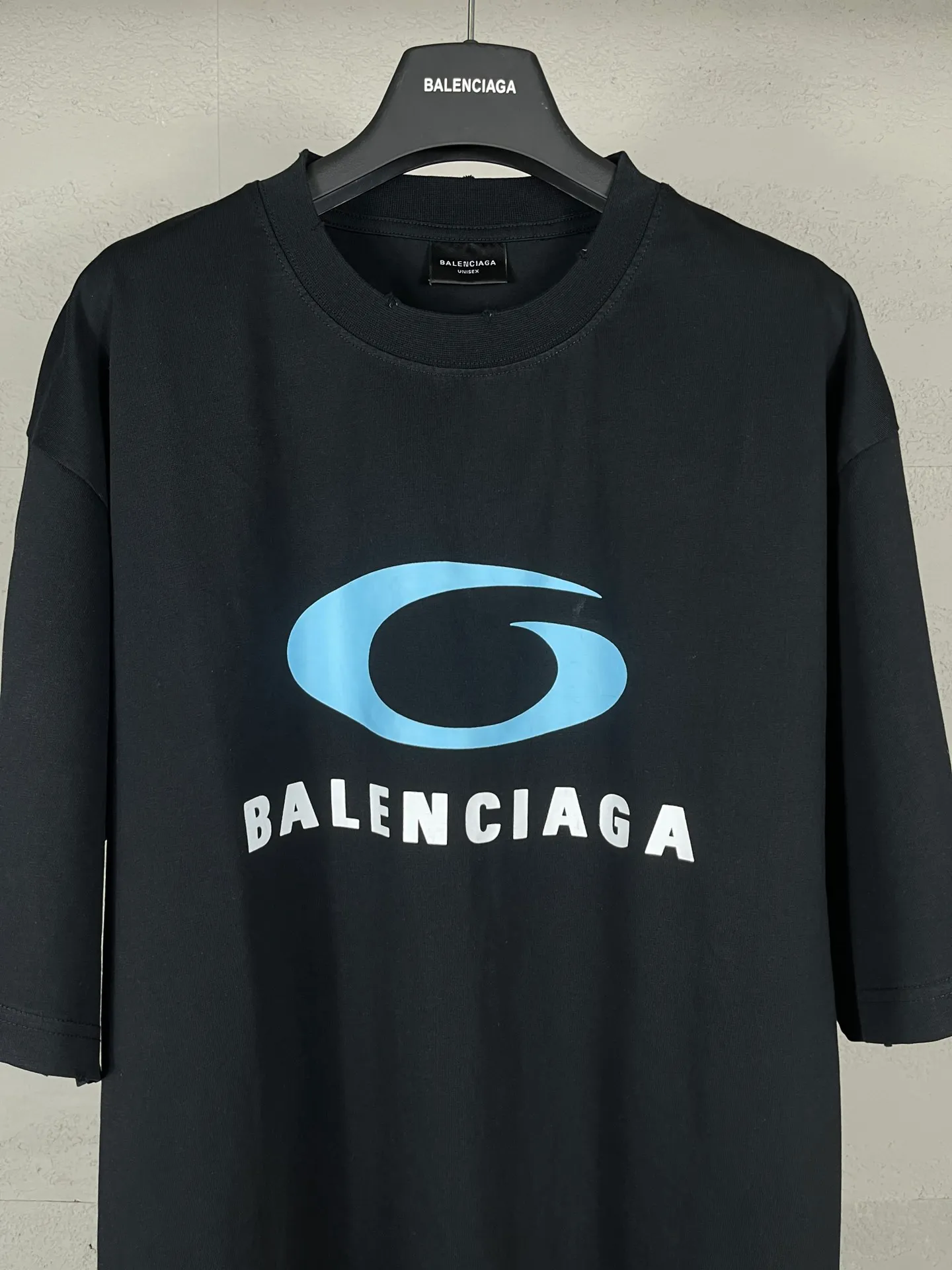 🅿️190 Detailed pictures [Top version. Official website quality] BALENCI*GA/Paris BALENCI*GA#25 Paris new style, classic LOGO print on the front and back, washed and worn, old hem, hand-polished short-sleeved T-shirt. Brick cabinet synchronization. The old and worn ZP is the same, welcome to compare. The fabric is made of Paris ZP custom-woven and dyed 100% cotton double-yarn compact cotton. The weight is 260 grams. The cloth surface is clean. The cloth pattern is clear. Soft and comfortable. Good color fastness. Not easy to change color. The threads are woven and dyed with no color difference. The printing uses imported environmentally friendly glue printing, and the ready-made garments are washed, worn and worn, and the process is extremely heavy. Jubie market makes goods based on pictures. Comparisons welcome. Restore the brick cabinet. The version adopts the OS loose shoulder version. Same style for men and women. Code: BL253652 Color: black, white Size: XS S M L