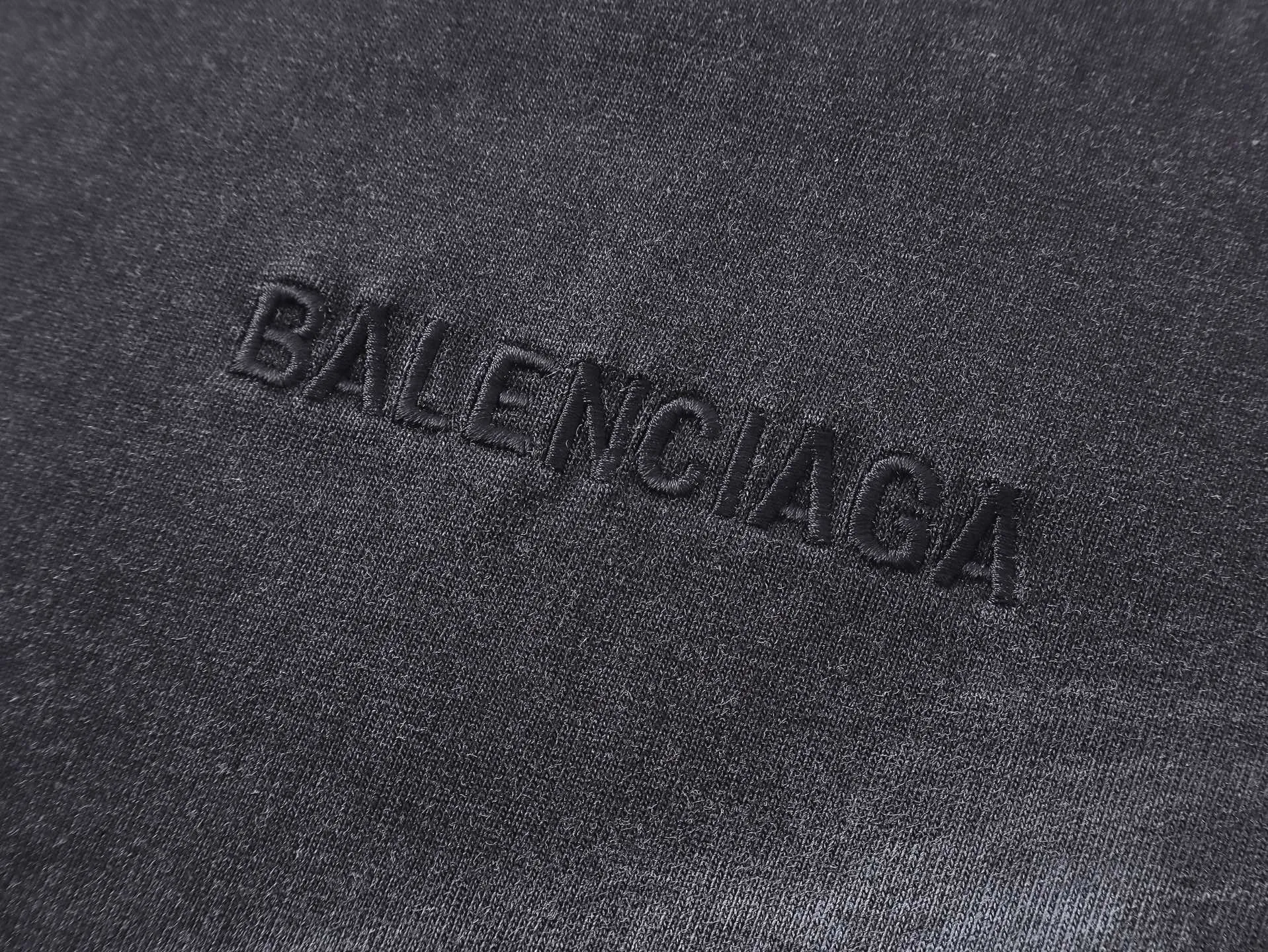 🅿️246 Actual pictures [Top version. Official website quality] BALENCI*GA/Paris #2025 new style. Front and back letter LOGO embroidery, hand-painted graffiti, washed and worn long-sleeved T-shirt, full of design. Welcome to compare. Notice! ️The fabric uses genuine environmentally friendly dyes, custom-woven and dyed 100% cotton double yarn, weight 260 grams, the cloth surface is clean. The cloth pattern is clear, soft and comfortable. The threads are dyed with no color difference. The classic letter LOGO is embroidered using imported Tajima embroidery machine. The garments are washed, distressed and hand-painted with graffiti. Extra heavy craftsmanship. . Restore the brick cabinet, adopt OS loose shoulder style. Same style for men and women. Code: BL255072 Color: black and gray Size: XS S M L