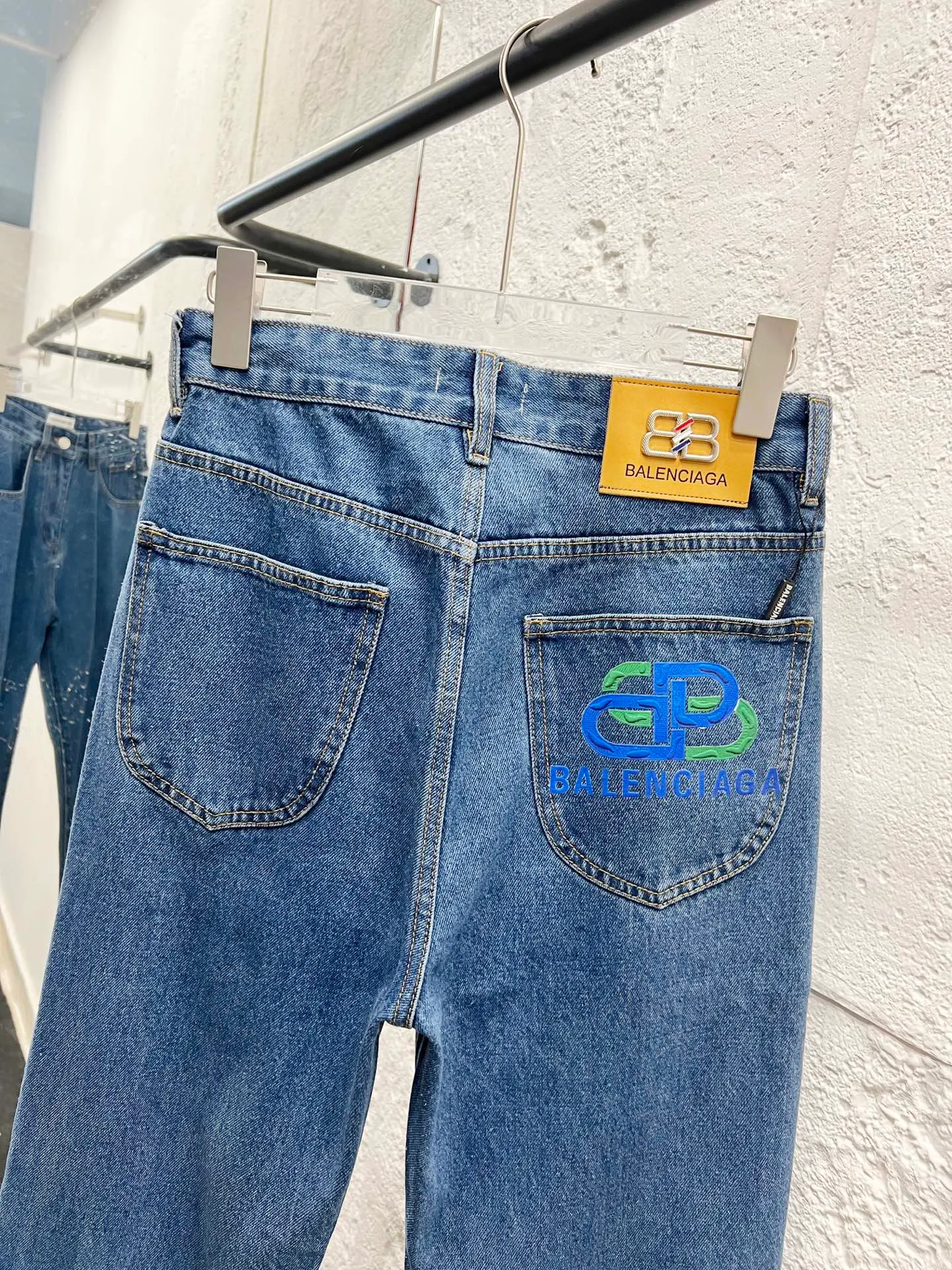 🅿️260 Style number: H889 Balenciaga & BALENCIAGA’s new classic letter-printed logo jeans use unique technology to perfectly interpret the dreamlike colors of the Northern Lights. Each pair of jeans is unique and colorful, as if the mystery and beauty of the Northern Lights are worn on the body. The tie-dye process makes the color transition of the jeans natural and rich in layers, giving people an artistic visual enjoyment. Moreover, this process also makes the jeans softer and more comfortable, and they fit your body very well when worn, allowing you to show off your perfect body curves. They are made of high-quality denim fabric and carefully processed to have good wear resistance and durability. This new type of jeans uses tie-dye technology to interpret the dreamlike colors of the Northern Lights. It is not only fashionable and versatile, but also enhances your aura and becomes the focus of everyone's attention. Original goods, washed casual jeans, imported original washed stretch fabric, comfortable and elastic, original hardware accessories decorated with logo, super correct version, extremely high grade, counter quality, fashionable and stylish upper body. The printing adopts imported foam printing, customized buttons, YKK zippers. The complete set of accessories is customized in a one-to-one mold. Color: blue Size: 28-30-32-34-36 (s-xxl)