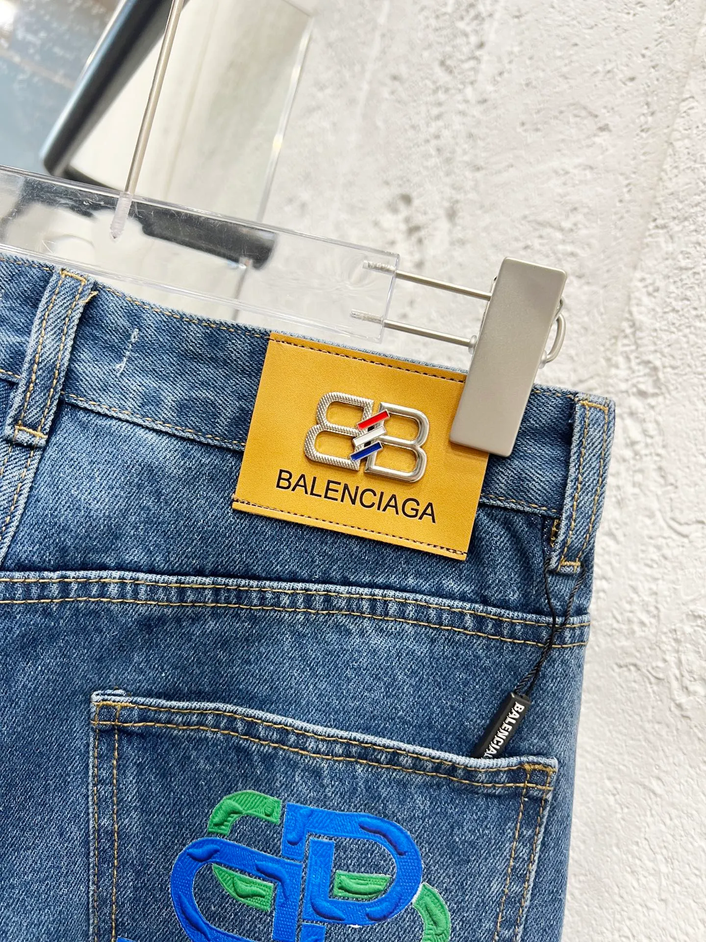 🅿️260 Style number: H889 Balenciaga & BALENCIAGA’s new classic letter-printed logo jeans use unique technology to perfectly interpret the dreamlike colors of the Northern Lights. Each pair of jeans is unique and colorful, as if the mystery and beauty of the Northern Lights are worn on the body. The tie-dye process makes the color transition of the jeans natural and rich in layers, giving people an artistic visual enjoyment. Moreover, this process also makes the jeans softer and more comfortable, and they fit your body very well when worn, allowing you to show off your perfect body curves. They are made of high-quality denim fabric and carefully processed to have good wear resistance and durability. This new type of jeans uses tie-dye technology to interpret the dreamlike colors of the Northern Lights. It is not only fashionable and versatile, but also enhances your aura and becomes the focus of everyone's attention. Original goods, washed casual jeans, imported original washed stretch fabric, comfortable and elastic, original hardware accessories decorated with logo, super correct version, extremely high grade, counter quality, fashionable and stylish upper body. The printing adopts imported foam printing, customized buttons, YKK zippers. The complete set of accessories is customized in a one-to-one mold. Color: blue Size: 28-30-32-34-36 (s-xxl)