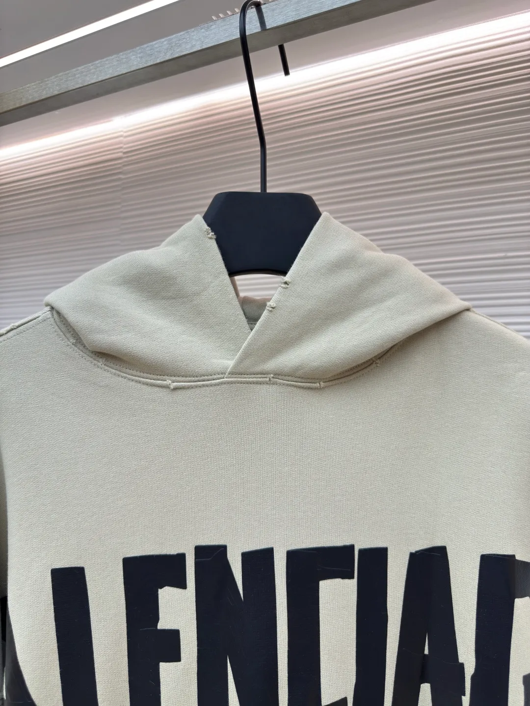 Balenciaga masking tape letter print hooded sweatshirt ●Authentic product: purchased and developed by 6347 ●Item number: 1680661-A85 ●Material: pure cotton fabric ●Technology: washed and distressed ●Version: loose version ●Weight: about 885 grams ●Size: Pockets and hems are made by hand in many places, such as the natural fraying effect. The lines are straight. The front and back panels are printed with imported slurry and high-temperature hot-pressing machine to form a single print. The overall wiring is straight and delicate, the fabric is comfortable and soft, and the color is consistent without color difference. It can be matched with the same style to create a fashionable look and control various occasions. Customized accessories, complete with three standards, same style for men and women!