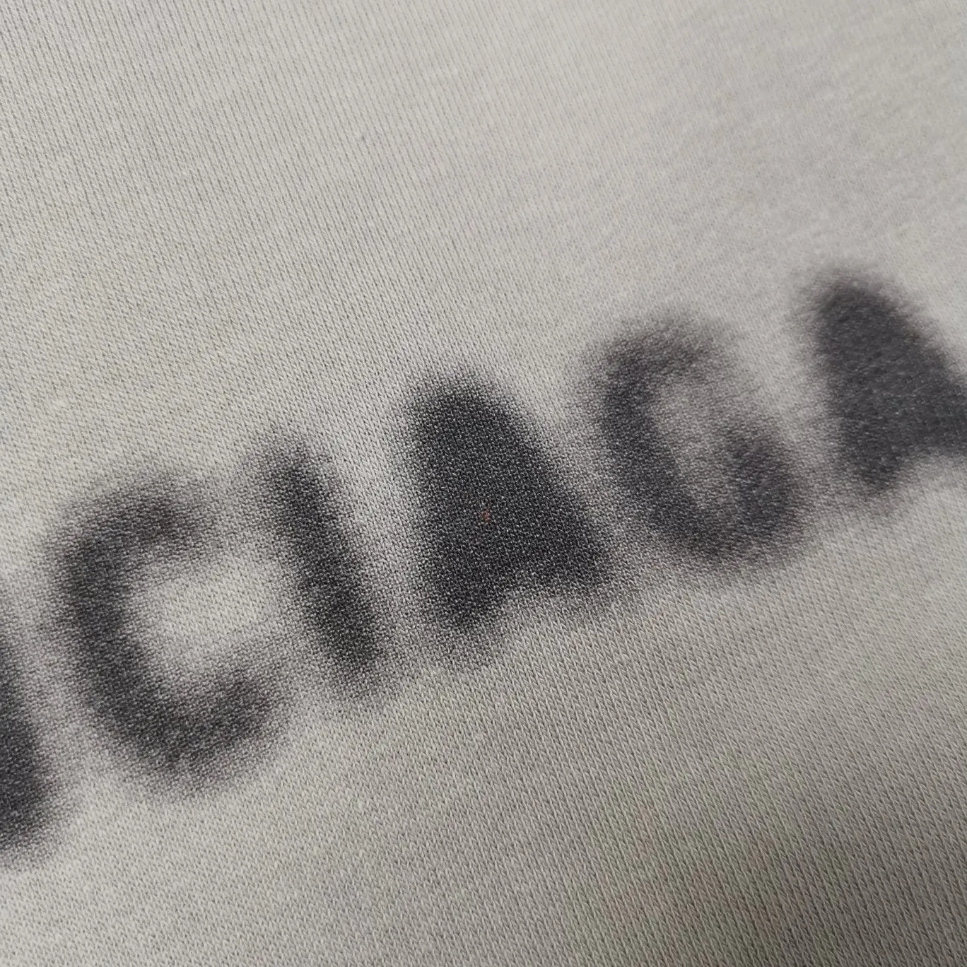 Additional details of phantom mosaic - the top tested version of BALENCIAGA 22S early spring new fashion hole phantom mosaic loose lettering loose autumn and winter pure cotton hoodie sweatshirt. The fabric is made of 520 grams, the fabric density is extremely high, the chest is printed with digital direct injection, the fuzzy mathematical pattern is dizzy, and the hazy gradient phantom printing of the English "Balenciaga" on the chest is restored without any difference. The intercalated gray is a yarn-dyed fabric, and the yarn is dyed first and then woven. Feel free to compare.  The fabric collars are all artificially drilled and distressed by hand. There are laser holes on the chest and back to ensure that the fabric will not wrinkle or deform when holes are made.  Size: XS-L P: 490