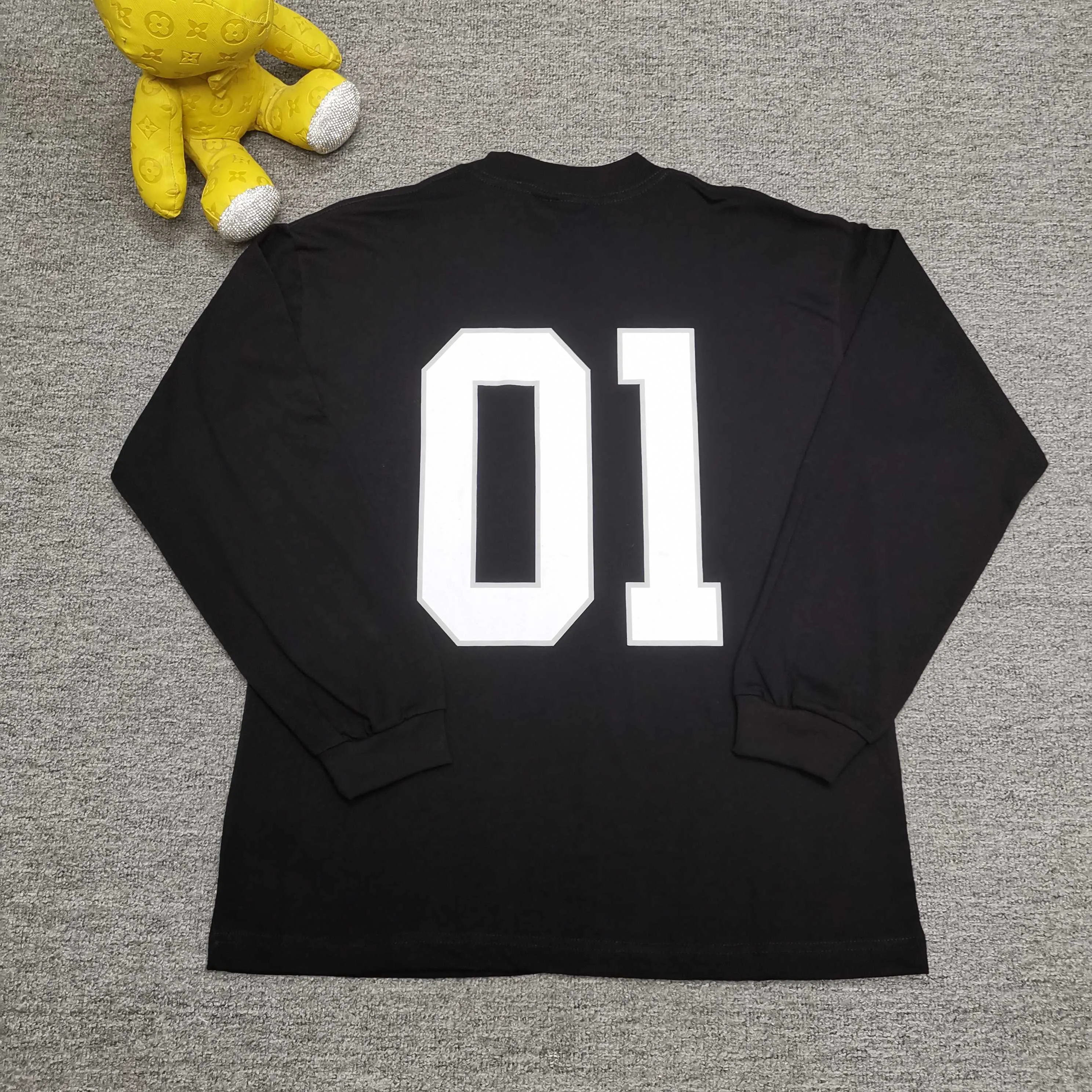 [Top version. Official website quality] BALENCI*GA/Paris.SS25 latest basketball uniform embroidered printed long-sleeved T-shirt. The front embroidery is embroidered and printed using a Tajima computer embroidery machine, the lower left corner is stamped, and the back piece is printed. Brick cabinets are synchronized. Genuine products are developed at the first time. The fabric is made of Paris ZP custom-woven and dyed cotton double yarn. Weighing 260 grams, the cloth surface is clean. The cloth pattern is clear, soft and comfortable. The threads are dyed with no color difference. The printing uses environmentally friendly imported materials, the letters are clear and the effect is three-dimensional. The version adopts OS loose shoulder design. Same style for men and women. Color: black, white, purple, orchid. Size: XS S M L P350