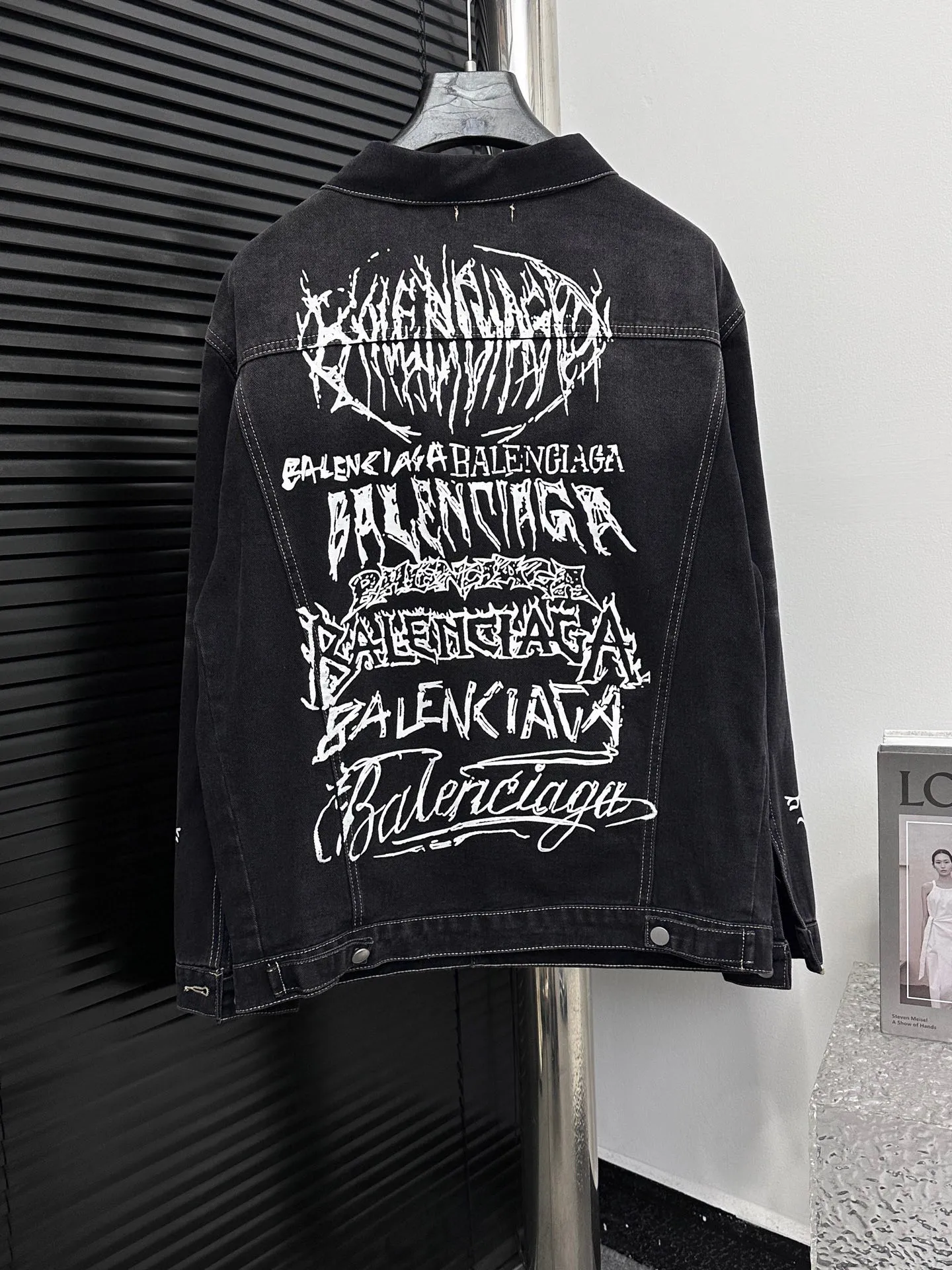 🅿️300 【Balenciag*】SS24 catwalk style Year of the Dragon limited edition letter graffiti men's and women's retro washed denim jacket, new spring and summer style. Letter graffiti looks strong in street art during the day. Simple and low-key. Made of customized fabrics. The washing effect is excellent, the feel is breathable and thick, the door pockets with exclusive details are fully embedded with clips, and it is stiff and cannot be deformed. The whole garment is made of custom-woven heavy denim fabrics, with independent hardware molding, heavy washing, and nostalgic inkjet printing. It is very fashionable and versatile for both men and women. I fell in love at first sight. It has been created through multiple processes and has a high-end feel. It is a motorcycle, showing luxury, classic and durability!! Exclusive original customized logo hardware buttons are an indispensable must-have item this year, same style for men and women, highly recommended to keep!   Color: Washed Black Size: S-XL
