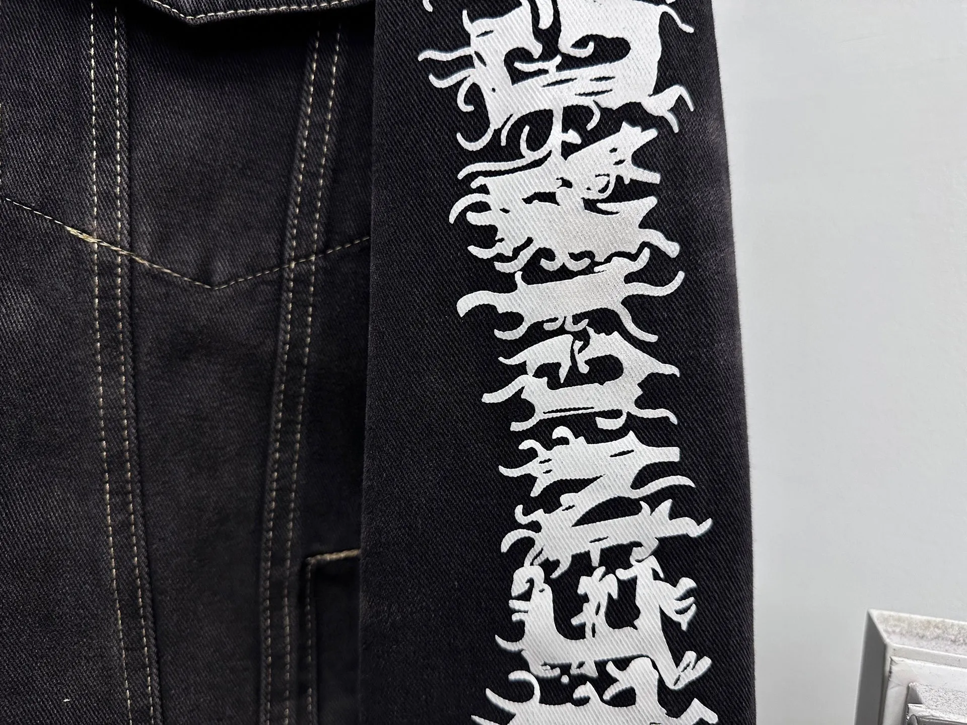 🅿️300 【Balenciag*】SS24 catwalk style Year of the Dragon limited edition letter graffiti men's and women's retro washed denim jacket, new spring and summer style. Letter graffiti looks strong in street art during the day. Simple and low-key. Made of customized fabrics. The washing effect is excellent, the feel is breathable and thick, the door pockets with exclusive details are fully embedded with clips, and it is stiff and cannot be deformed. The whole garment is made of custom-woven heavy denim fabrics, with independent hardware molding, heavy washing, and nostalgic inkjet printing. It is very fashionable and versatile for both men and women. I fell in love at first sight. It has been created through multiple processes and has a high-end feel. It is a motorcycle, showing luxury, classic and durability!! Exclusive original customized logo hardware buttons are an indispensable must-have item this year, same style for men and women, highly recommended to keep!   Color: Washed Black Size: S-XL