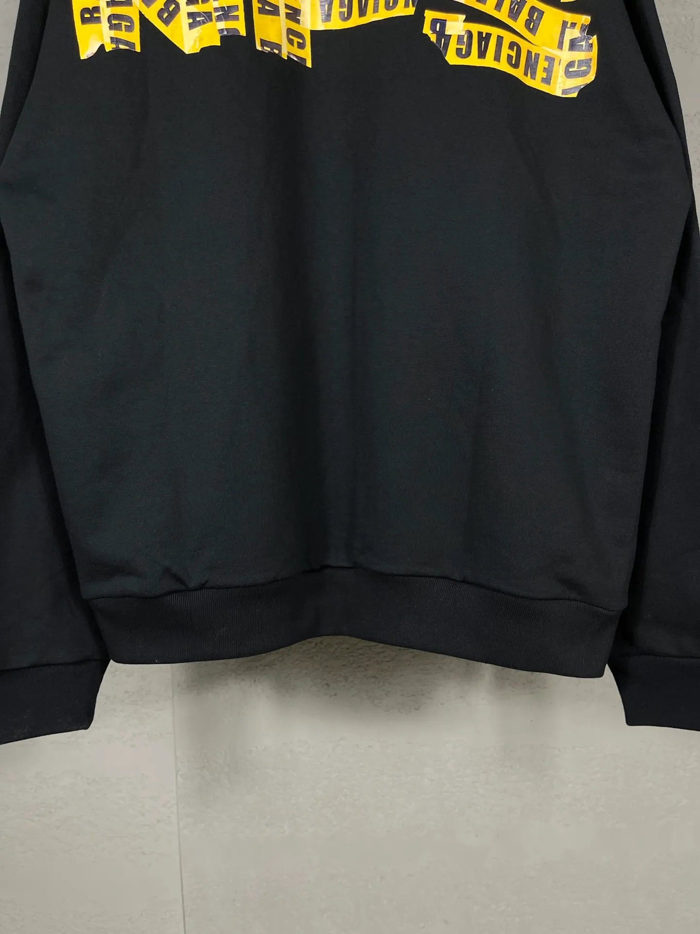 🅿️360 real photos [Top version. Official website quality] BALENCI*GA/Paris. SS24 new Balenciaga/Need for Speed: assembled cooperation series. Front and rear direct-injection printing zipper cardigan hooded sweatshirt. Brick cabinet synchronization. Genuine product development at the first time, happy to print and compare! The fabric is made of Paris ZP custom-woven and dyed cotton sweatshirt. Weighing 460 grams, the cloth surface is clean. The cloth pattern is clear, soft and comfortable. The threads are dyed with no color difference. The printing is made of environmentally friendly imported materials with direct inkjet printing. The pattern letters are clear and the effect is three-dimensional. The version adopts OS loose shoulder style. Same style for men and women. Code: BL238906 Color: Black Size: XS S M L