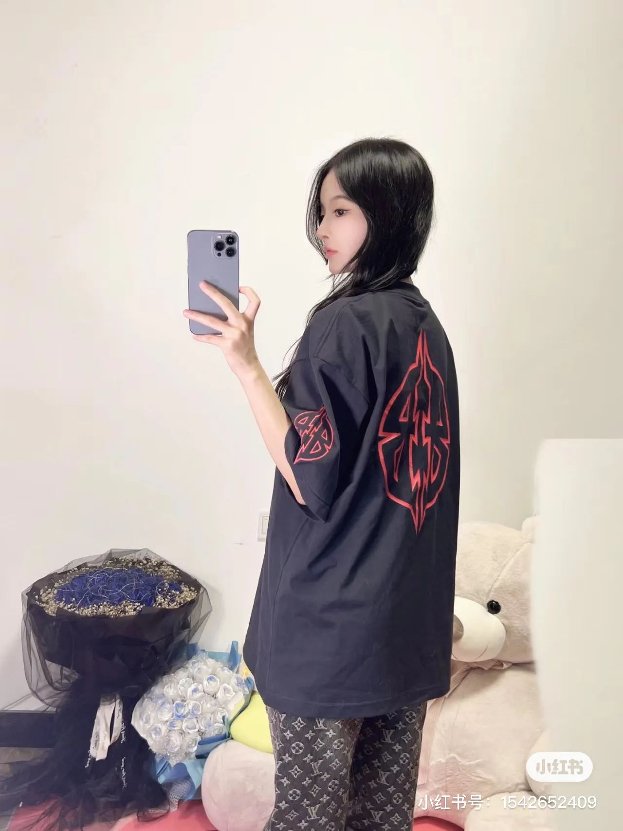 🎀Hot model pictures🎀[New arrival] Top version-BALENCIAGA_Paris special-shaped double B crack print short-sleeved T-shirt The front and rear platens are hand-printed, precision mesh is used to make the stencil, imported environmentally friendly slurry is scraped, and the letters are clearly restored. The spacing between letters is all the same as the original version. The font size is consistent with the original version. The comparison code number ratio is increased and enlarged. The letters are strictly aligned to highly restore the spacing ratio and three-dimensional sense. The printing has no burrs. Basically, the color difference is minimized to be infinitely close. The printing has transparent bottom lines and no burrs. The yarn is made of Made of 18SJC and imported oil-proof treated thread, there will be no oil stains. The car is imported from Silver Sword with a knife, which does not eat the cloth or leave any cloth. The sewing machine needle uses a No. 9 round-head needle, which does not puncture or break the fibers of the fabric. The density of the thread is 3CM/14 needles, which is tight and not loose or sparse. The double-layer stitching of the back collar is firm and tight. The double chain of the shoulder is routed. The hem is tightened tightly. The fabric is full of drape and consistent with the pattern. The fabric is made of 280g double-ply double-yarn plain cotton fabric, which has full drape and smooth hand feel. Complete color matching from dyeing to craftsmanship, customized accessories with three standards. The front and rear left and right cuffs are made of imported Kornit direct-injection color-printing technology. The os dropped shoulders are loose and the same style for men and women! ! Size: xs-L Color: Black P:280