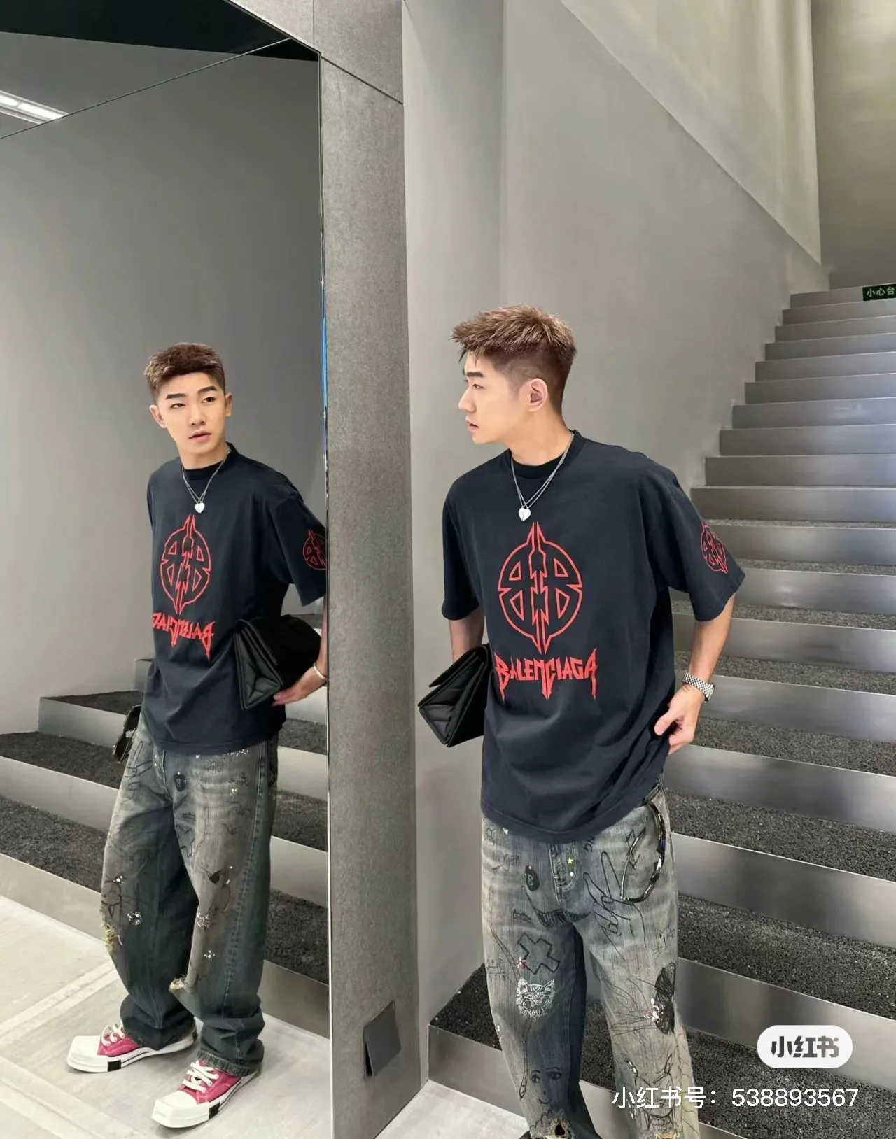 🎀Hot model pictures🎀[New arrival] Top version-BALENCIAGA_Paris special-shaped double B crack print short-sleeved T-shirt The front and rear platens are hand-printed, precision mesh is used to make the stencil, imported environmentally friendly slurry is scraped, and the letters are clearly restored. The spacing between letters is all the same as the original version. The font size is consistent with the original version. The comparison code number ratio is increased and enlarged. The letters are strictly aligned to highly restore the spacing ratio and three-dimensional sense. The printing has no burrs. Basically, the color difference is minimized to be infinitely close. The printing has transparent bottom lines and no burrs. The yarn is made of Made of 18SJC and imported oil-proof treated thread, there will be no oil stains. The car is imported from Silver Sword with a knife, which does not eat the cloth or leave any cloth. The sewing machine needle uses a No. 9 round-head needle, which does not puncture or break the fibers of the fabric. The density of the thread is 3CM/14 needles, which is tight and not loose or sparse. The double-layer stitching of the back collar is firm and tight. The double chain of the shoulder is routed. The hem is tightened tightly. The fabric is full of drape and consistent with the pattern. The fabric is made of 280g double-ply double-yarn plain cotton fabric, which has full drape and smooth hand feel. Complete color matching from dyeing to craftsmanship, customized accessories with three standards. The front and rear left and right cuffs are made of imported Kornit direct-injection color-printing technology. The os dropped shoulders are loose and the same style for men and women! ! Size: xs-L Color: Black P:280
