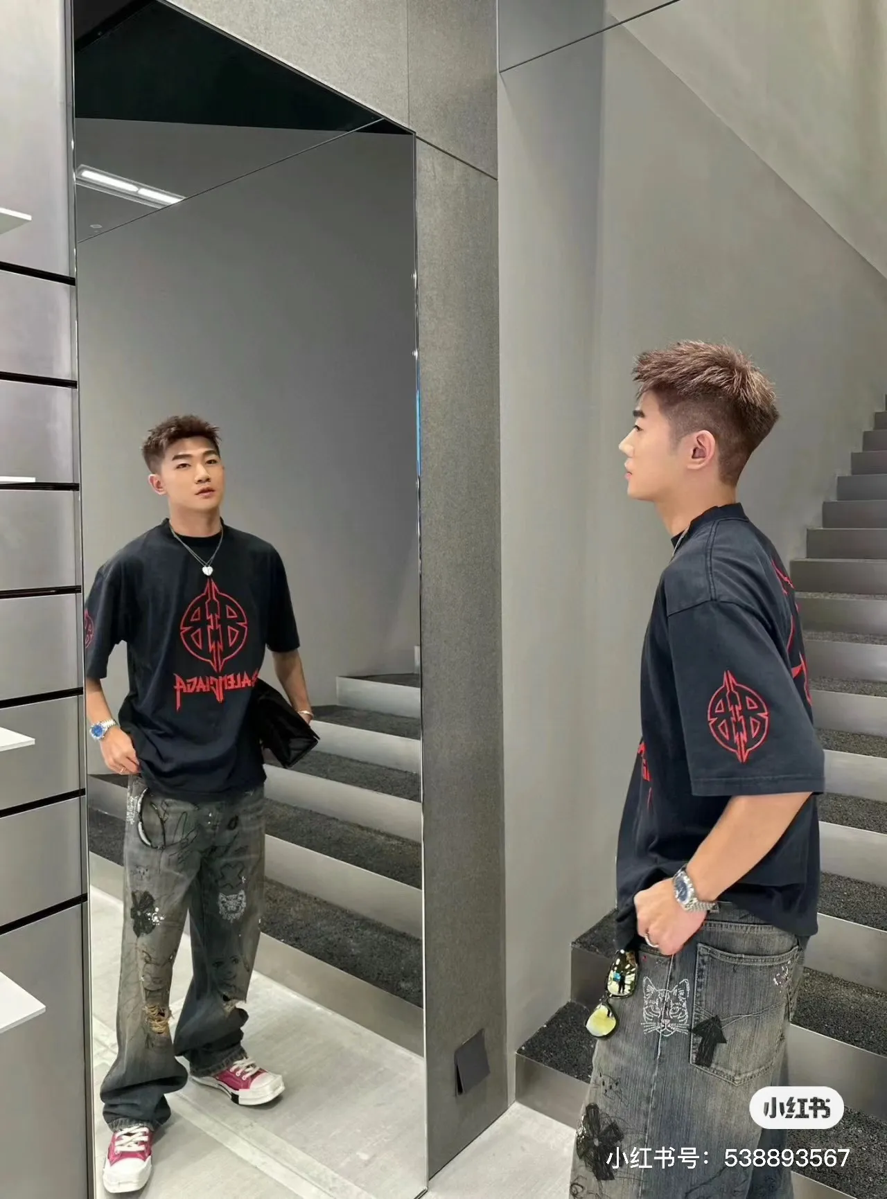 🎀Hot model pictures🎀[New arrival] Top version-BALENCIAGA_Paris special-shaped double B crack print short-sleeved T-shirt The front and rear platens are hand-printed, precision mesh is used to make the stencil, imported environmentally friendly slurry is scraped, and the letters are clearly restored. The spacing between letters is all the same as the original version. The font size is consistent with the original version. The comparison code number ratio is increased and enlarged. The letters are strictly aligned to highly restore the spacing ratio and three-dimensional sense. The printing has no burrs. Basically, the color difference is minimized to be infinitely close. The printing has transparent bottom lines and no burrs. The yarn is made of Made of 18SJC and imported oil-proof treated thread, there will be no oil stains. The car is imported from Silver Sword with a knife, which does not eat the cloth or leave any cloth. The sewing machine needle uses a No. 9 round-head needle, which does not puncture or break the fibers of the fabric. The density of the thread is 3CM/14 needles, which is tight and not loose or sparse. The double-layer stitching of the back collar is firm and tight. The double chain of the shoulder is routed. The hem is tightened tightly. The fabric is full of drape and consistent with the pattern. The fabric is made of 280g double-ply double-yarn plain cotton fabric, which has full drape and smooth hand feel. Complete color matching from dyeing to craftsmanship, customized accessories with three standards. The front and rear left and right cuffs are made of imported Kornit direct-injection color-printing technology. The os dropped shoulders are loose and the same style for men and women! ! Size: xs-L Color: Black P:280