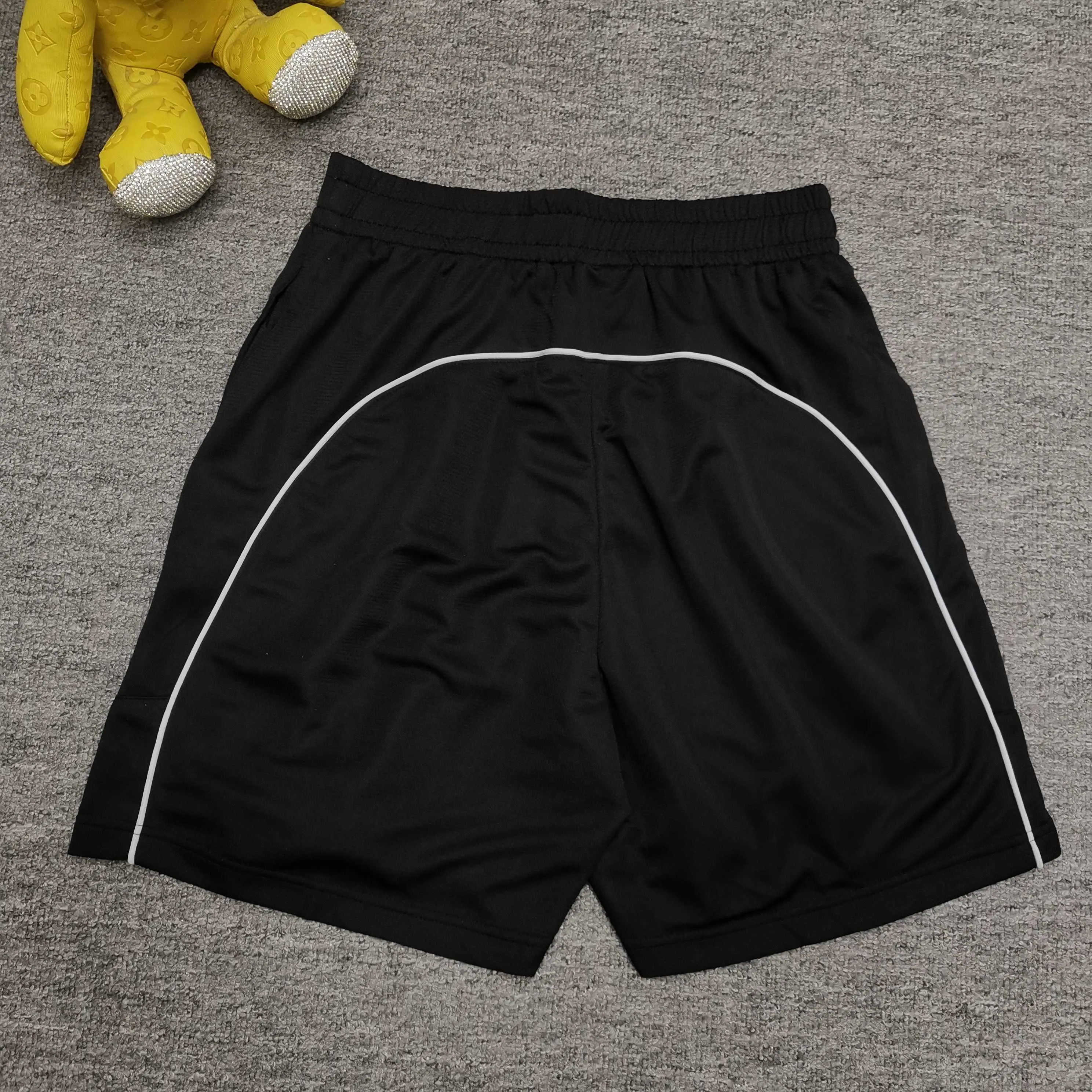 [Top version. Official website quality] BALENCI*GA/Paris co-branded Lamborghini shorts. Embroidery on the front and left, double-layer mesh lining, and multi-position hem shorts. Extra heavy craftsmanship. SS25 latest model. Research and development at the first time, different market currencies. Comparisons welcome. The fabric is made of custom-woven sports fabric that absorbs moisture and is comfortable and dry. Whether you are doing sports or fitness or going out on the street every day, you can easily become the center of attention. Weight 180 grams. The embroidery is done using imported Tajima embroidery machines. The pattern letters are clear, three-dimensional and without burrs. Different market currencies. Comparisons welcome. The version adopts a loose version. The same style for men and women. Color: Black Size: XS S M L P290