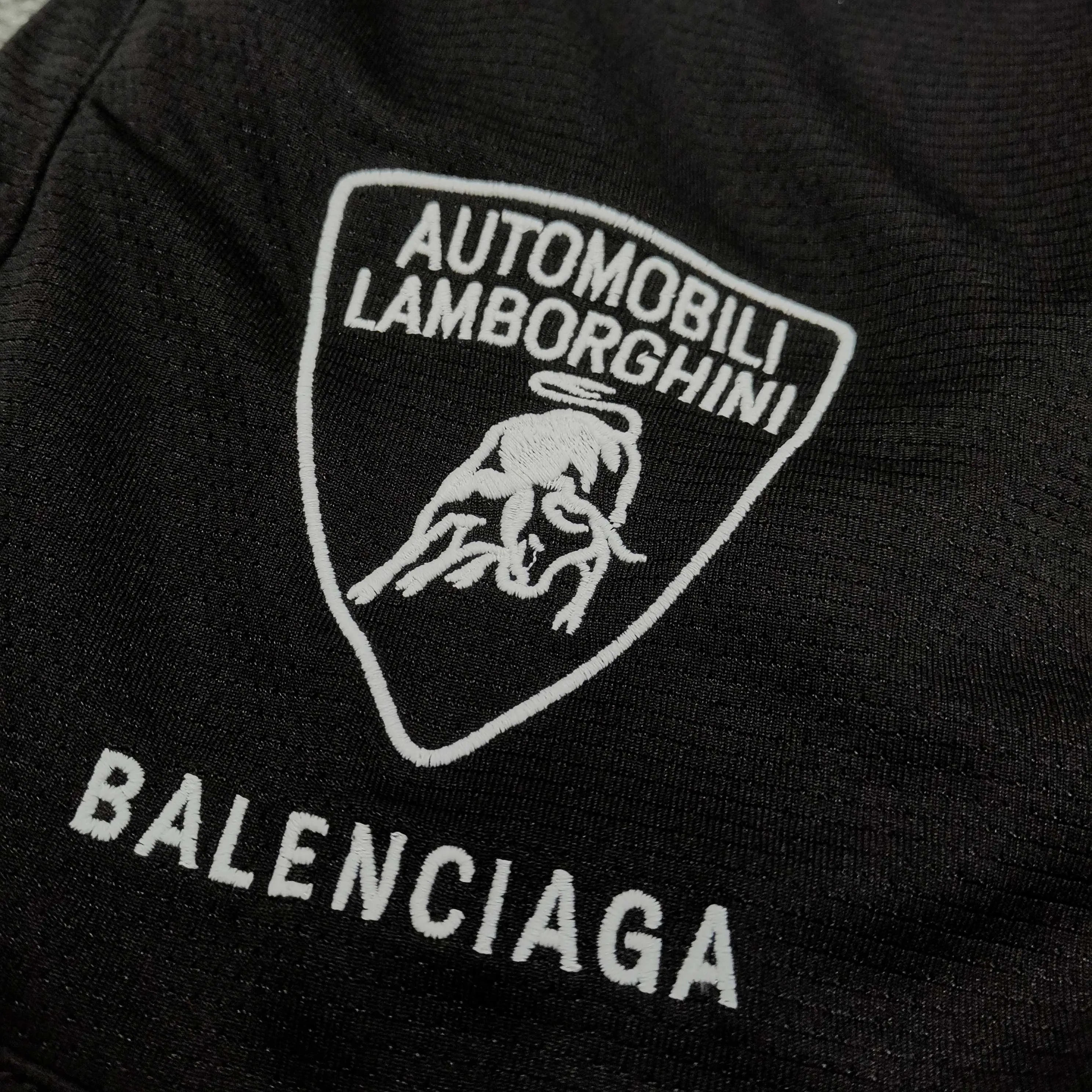 [Top version. Official website quality] BALENCI*GA/Paris co-branded Lamborghini shorts. Embroidery on the front and left, double-layer mesh lining, and multi-position hem shorts. Extra heavy craftsmanship. SS25 latest model. Research and development at the first time, different market currencies. Comparisons welcome. The fabric is made of custom-woven sports fabric that absorbs moisture and is comfortable and dry. Whether you are doing sports or fitness or going out on the street every day, you can easily become the center of attention. Weight 180 grams. The embroidery is done using imported Tajima embroidery machines. The pattern letters are clear, three-dimensional and without burrs. Different market currencies. Comparisons welcome. The version adopts a loose version. The same style for men and women. Color: Black Size: XS S M L P290