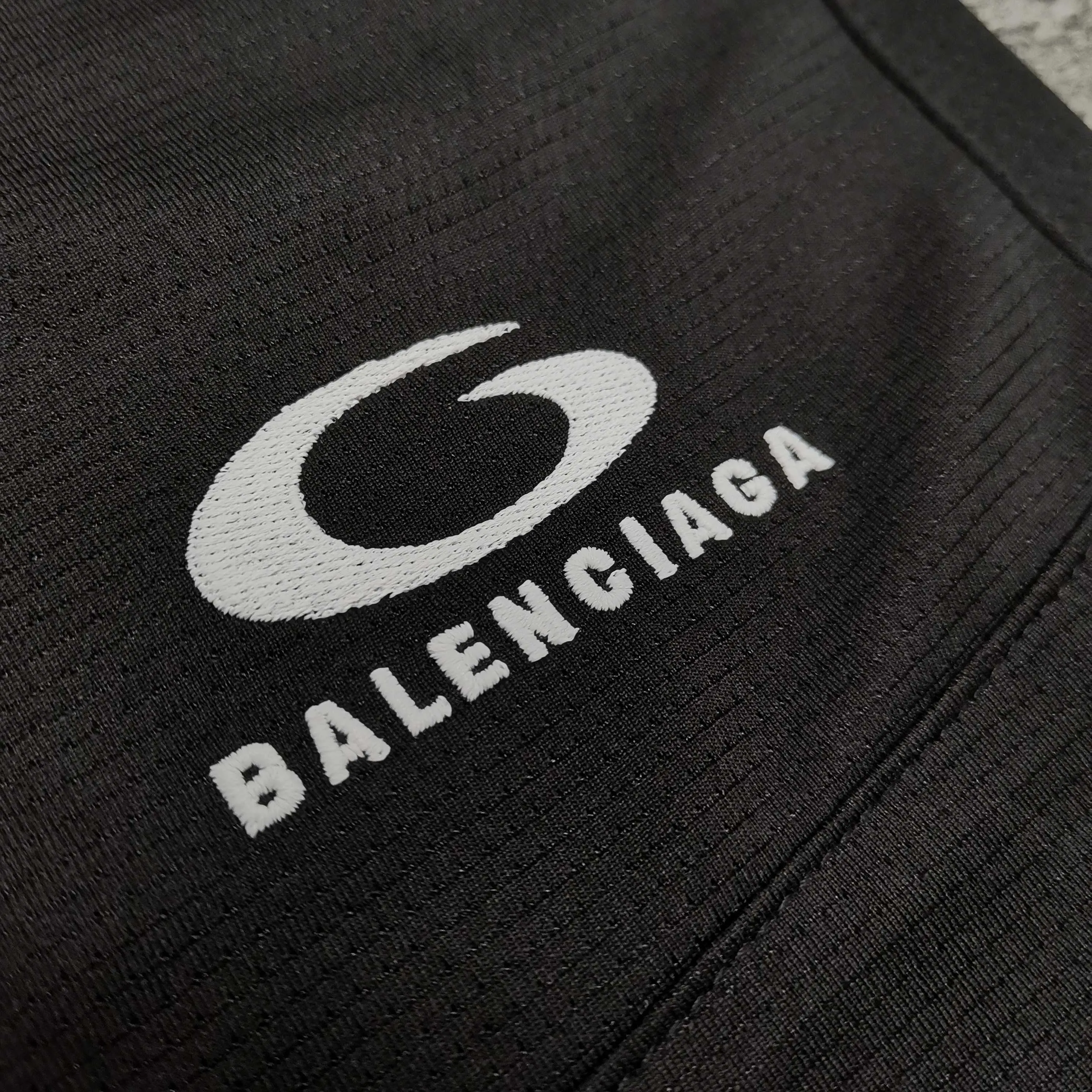 [Top version. Official website quality] BALENCI*GA/Paris co-branded Lamborghini shorts. Embroidery on the front and left, double-layer mesh lining, and multi-position hem shorts. Extra heavy craftsmanship. SS25 latest model. Research and development at the first time, different market currencies. Comparisons welcome. The fabric is made of custom-woven sports fabric that absorbs moisture and is comfortable and dry. Whether you are doing sports or fitness or going out on the street every day, you can easily become the center of attention. Weight 180 grams. The embroidery is done using imported Tajima embroidery machines. The pattern letters are clear, three-dimensional and without burrs. Different market currencies. Comparisons welcome. The version adopts a loose version. The same style for men and women. Color: Black Size: XS S M L P290