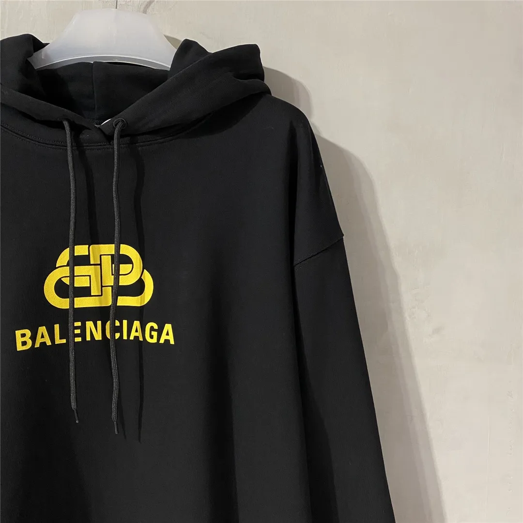 Top tested version Balenciaga BALENCIAGA haze blue lock print hooded sweatshirt [Top tested version] The only correct haze blue snowflake color on the entire network‼ ️Super white and high-end color... -Full set of 1:1 customized original accessories packaging (with logo Sydney paper + new moderator mark + washing + original hangtag) -The entire sweatshirt is made of 460 grams of pure cotton large terry, and the wet weight can reach 480 grams, full of thickness -Note ⚠️This year's Balenciaga hoodie uses embroidered phoenix eyes on the hood‼ ️Eliminating the previous hardware eyes, this is also a detail that distinguishes low-end versions on the market‼ ️The whole piece of clothing, hat rope, thread, and fabric are produced in the same vat with 0 color difference - imported elliptical machine printing is used. Each printing is neatly aligned and the overall printing has no edges. I make every piece of clothing with conscience and strive for excellence in every link. Just to sell a piece of clothing and retain a customer. Although our products are a little more expensive than others, the expensive money is kept in the clothes and is definitely not imported into my pocket.  Color: black (gold lock) Size: XS-L P:410