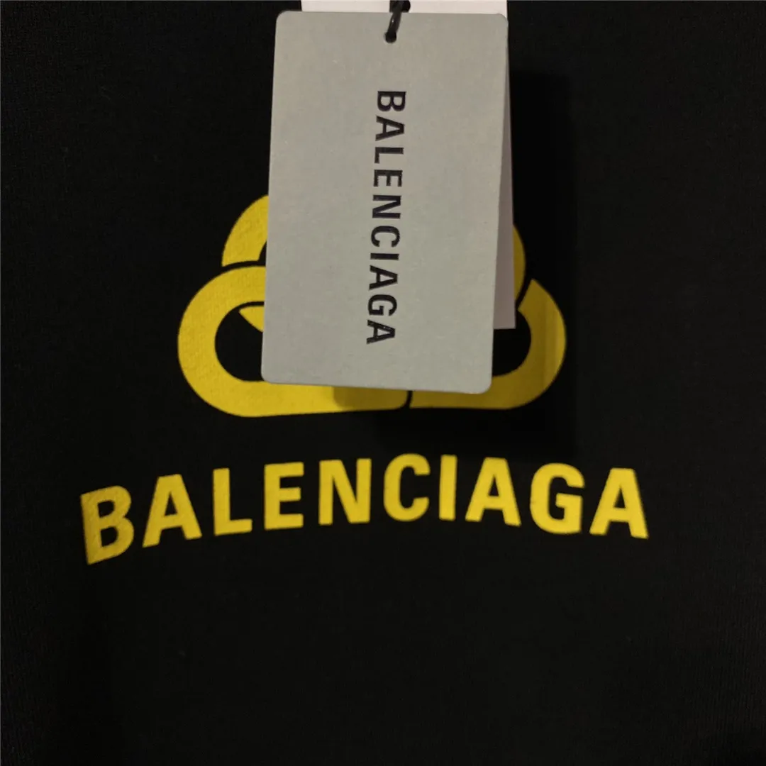 Top tested version Balenciaga BALENCIAGA haze blue lock print hooded sweatshirt [Top tested version] The only correct haze blue snowflake color on the entire network‼ ️Super white and high-end color... -Full set of 1:1 customized original accessories packaging (with logo Sydney paper + new moderator mark + washing + original hangtag) -The entire sweatshirt is made of 460 grams of pure cotton large terry, and the wet weight can reach 480 grams, full of thickness -Note ⚠️This year's Balenciaga hoodie uses embroidered phoenix eyes on the hood‼ ️Eliminating the previous hardware eyes, this is also a detail that distinguishes low-end versions on the market‼ ️The whole piece of clothing, hat rope, thread, and fabric are produced in the same vat with 0 color difference - imported elliptical machine printing is used. Each printing is neatly aligned and the overall printing has no edges. I make every piece of clothing with conscience and strive for excellence in every link. Just to sell a piece of clothing and retain a customer. Although our products are a little more expensive than others, the expensive money is kept in the clothes and is definitely not imported into my pocket.  Color: black (gold lock) Size: XS-L P:410