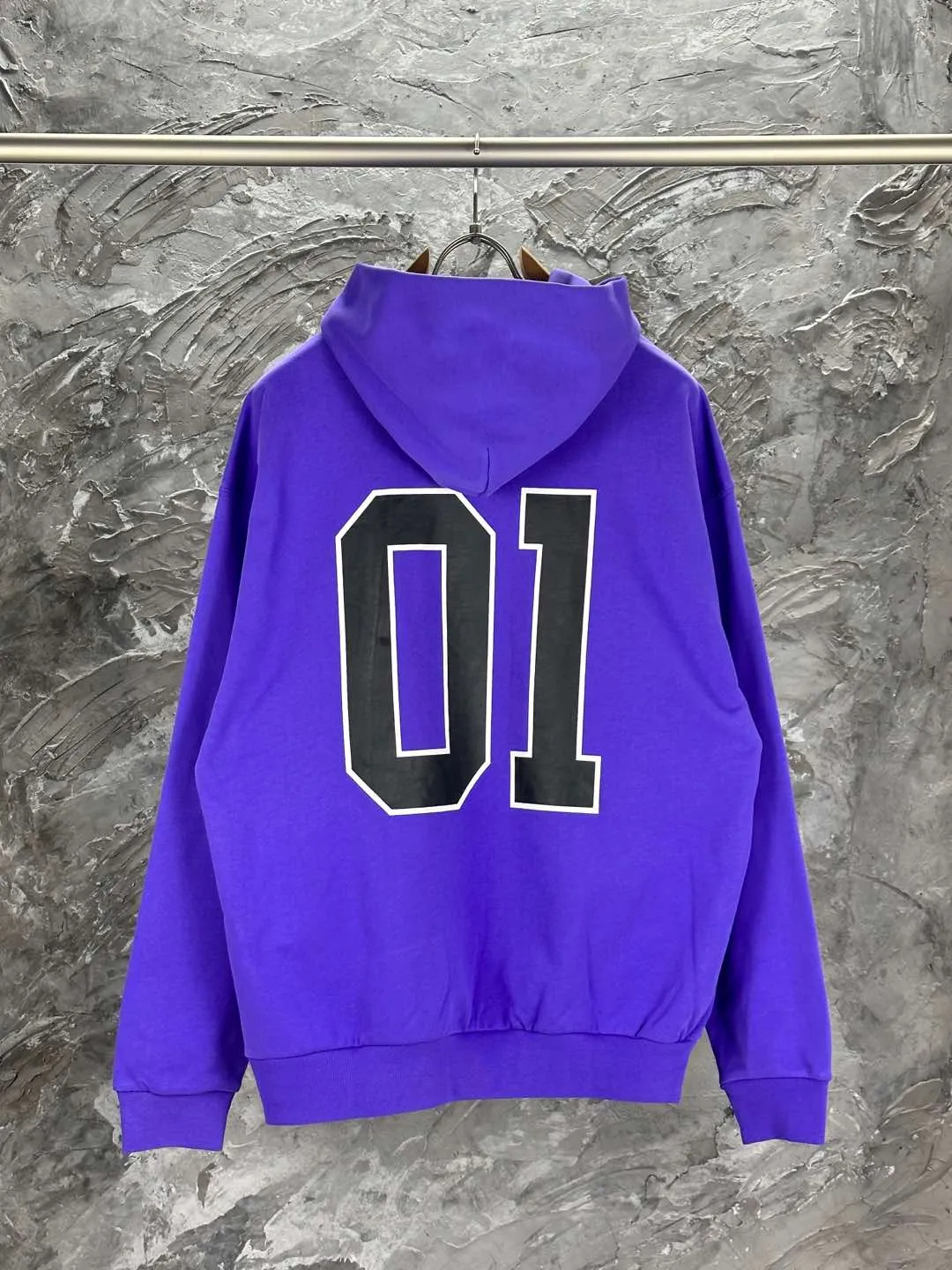 🅿️380 BALENCI*GA Paris' latest basketball jersey embroidered printed hooded long-sleeved sweatshirt. The front embroidery is embroidered and printed with a Tajima computer embroidery machine. The car seal is printed on the lower left corner and the back panel is printed. The effect is three-dimensional. Exclusively woven and dyed 460g fabric. Threads are dyed in the same cylinder with zero color difference. Brick cabinet synchronization. Welcome to compare. Same style for men and women -Color: black purple -SIZE: Xs S M L Style number 8956#