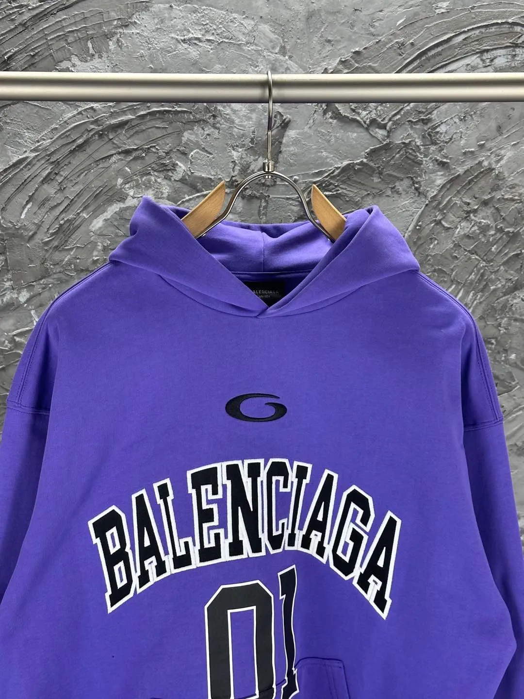 🅿️380 BALENCI*GA Paris' latest basketball jersey embroidered printed hooded long-sleeved sweatshirt. The front embroidery is embroidered and printed with a Tajima computer embroidery machine. The car seal is printed on the lower left corner and the back panel is printed. The effect is three-dimensional. Exclusively woven and dyed 460g fabric. Threads are dyed in the same cylinder with zero color difference. Brick cabinet synchronization. Welcome to compare. Same style for men and women -Color: black purple -SIZE: Xs S M L Style number 8956#