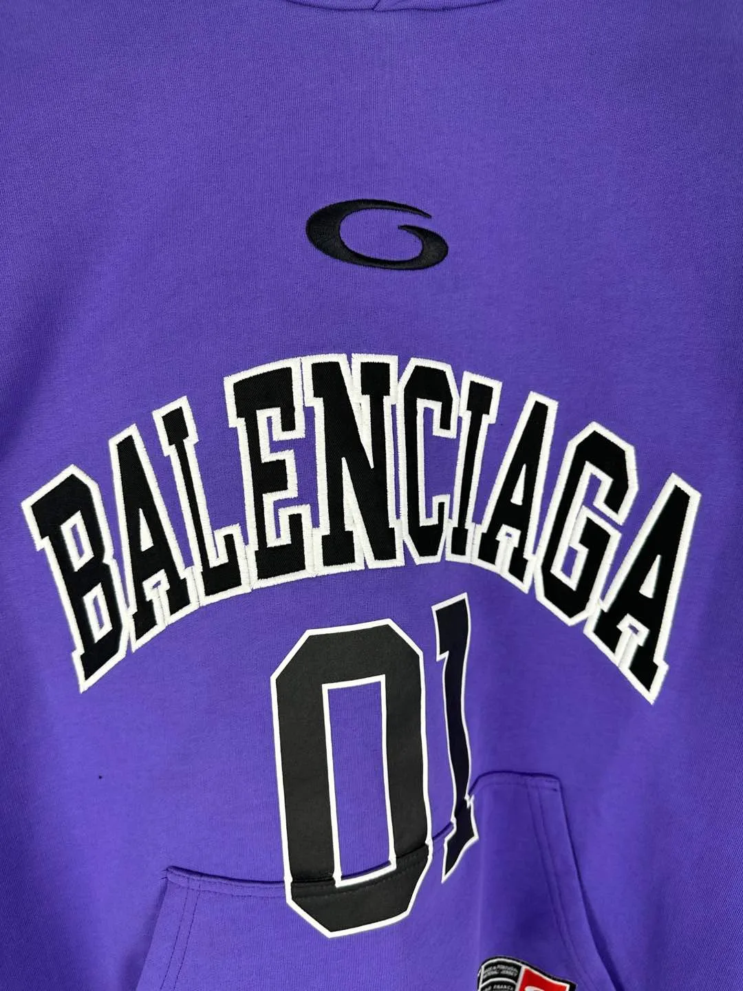 🅿️380 BALENCI*GA Paris' latest basketball jersey embroidered printed hooded long-sleeved sweatshirt. The front embroidery is embroidered and printed with a Tajima computer embroidery machine. The car seal is printed on the lower left corner and the back panel is printed. The effect is three-dimensional. Exclusively woven and dyed 460g fabric. Threads are dyed in the same cylinder with zero color difference. Brick cabinet synchronization. Welcome to compare. Same style for men and women -Color: black purple -SIZE: Xs S M L Style number 8956#