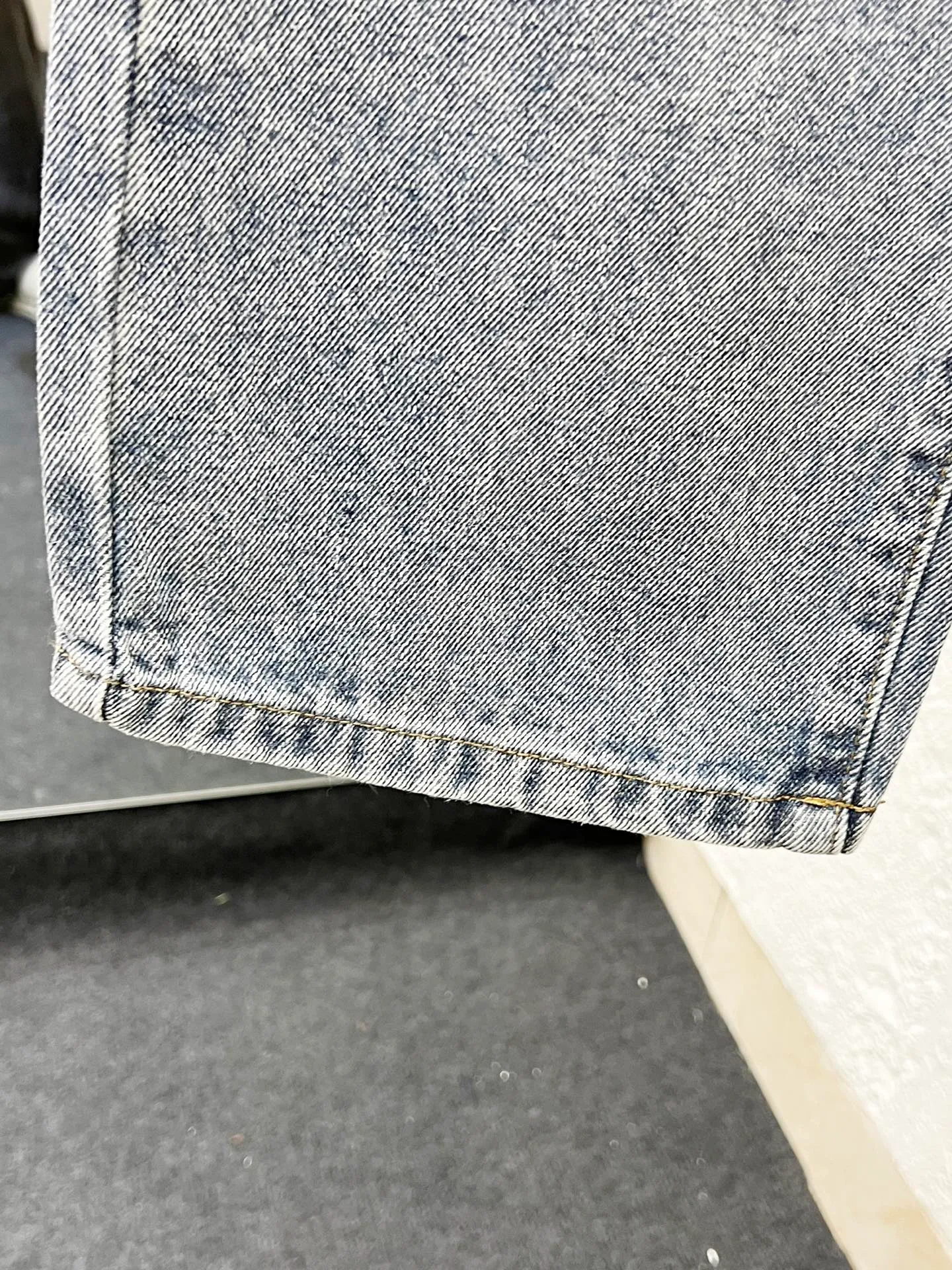 🅿️260 Style No.: H921 Balenciaga & BALENCIAGA classic new digital direct printing embroidered jeans adopt unique technology, rich layering, giving people an artistic visual enjoyment Moreover, this process also makes the jeans softer and more comfortable, and fits your body shape very well when worn, allowing you to show off your perfect body curve. Made of high-quality denim fabric, carefully processed, it has good wear resistance and durability. This new type of jeans has become the focus of attention because it is not only fashionable and versatile, but also enhances your aura. Original goods, washed casual jeans, imported original washed stretch fabrics, comfortable and elastic, original hardware accessories decorated with logo, super correct version, extremely high grade, counter quality, fashionable and stylish upper body. The printing uses imported foam printing, customized buttons, YKK zippers. The complete set of accessories is customized in a one-to-one mold. Color: Gray Size: 28-30-32-34-36 (s-xxl)